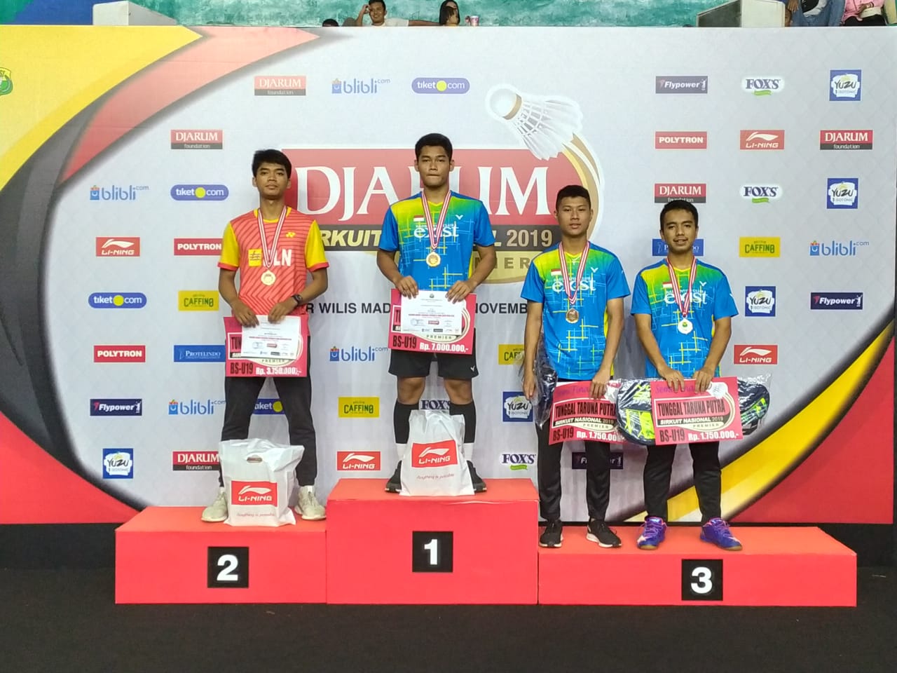 Atlet binaan PB Exist saat penyerahan hadiah.