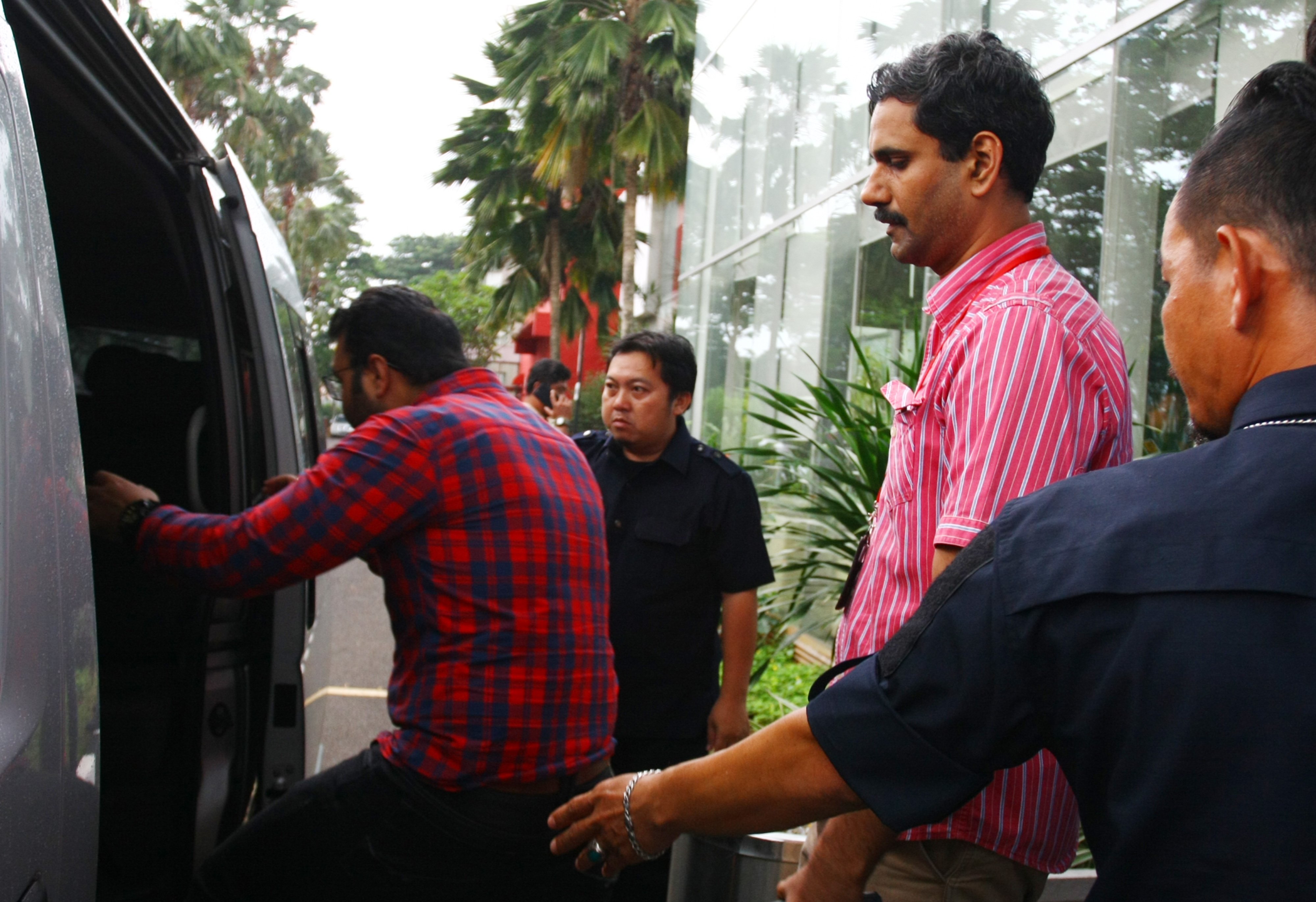 Petugas Imigrasi Klas 1 Tangerang mengamankan pekerja asing ilegal yang bekerja di PT Smartfren Tbk di Serpong, Tangerang Selatan