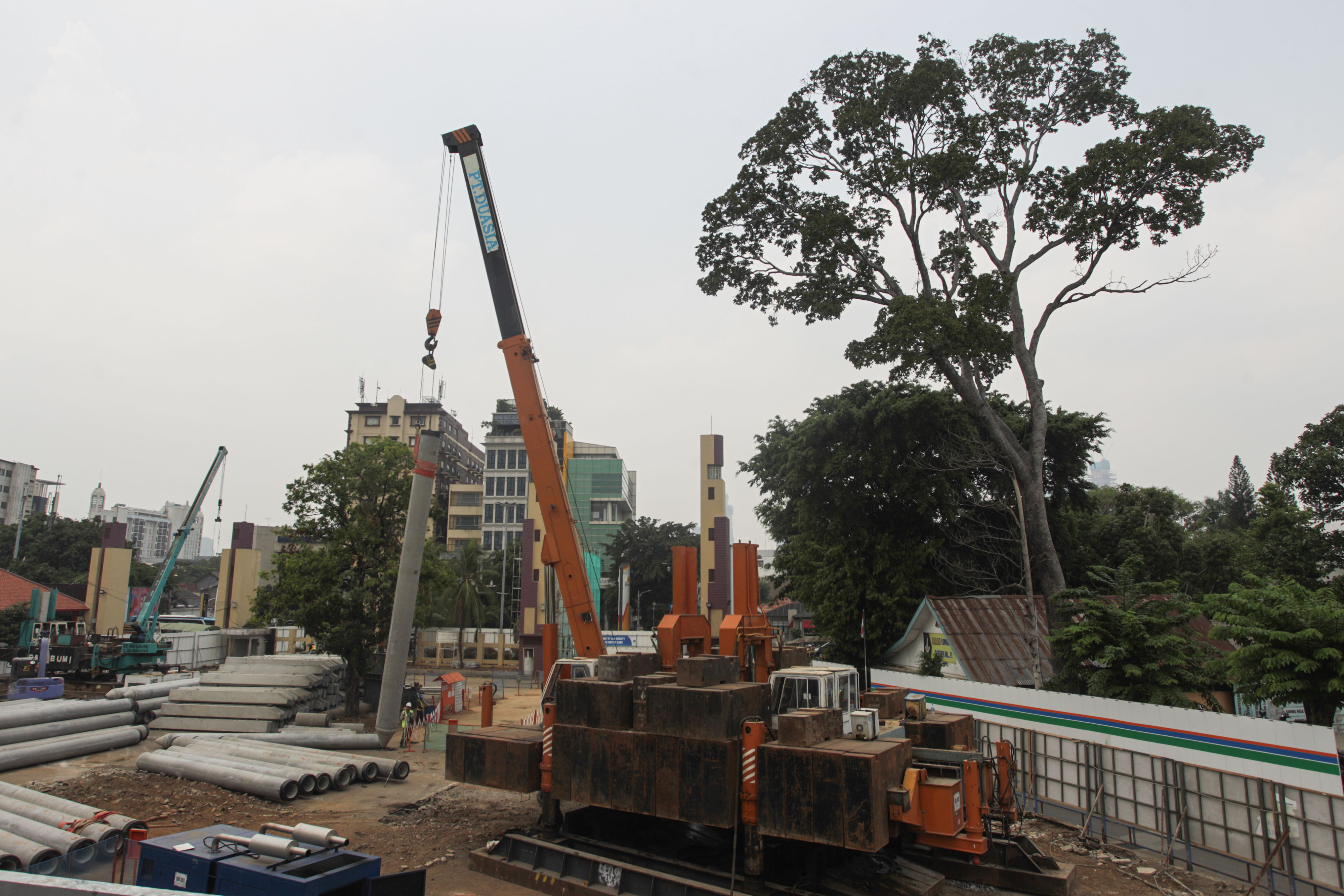 Pekerja menyelesaikan pembangunan revitalisasi kawasan Taman Ismail Marzuki (TIM) di Jakarta