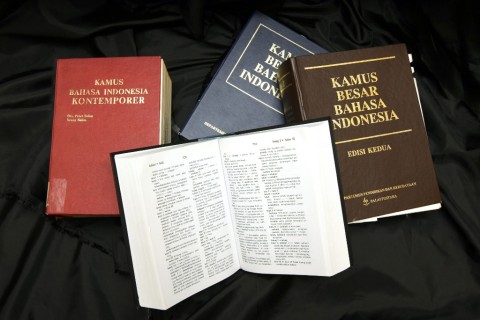 Penggunaan bahasa Indonesia diharap kembali digalakkan. 