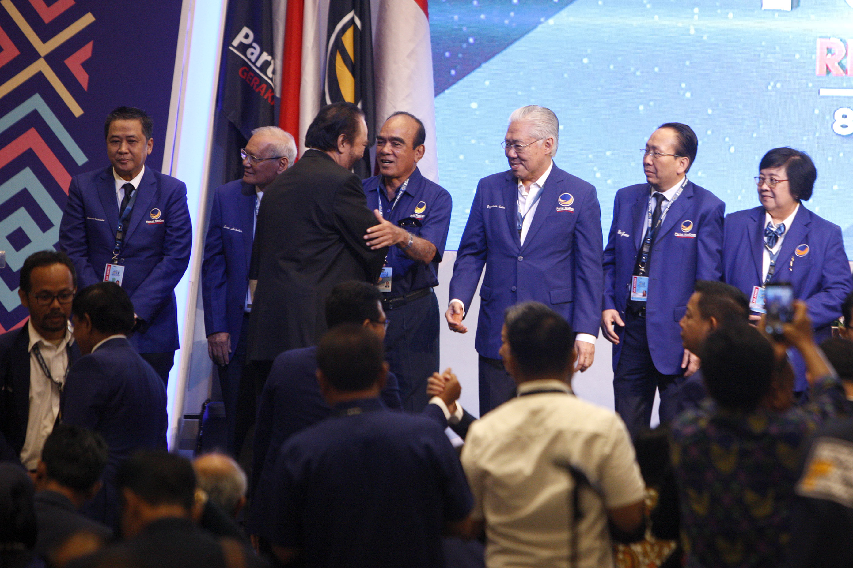 Ketua Umum Partai NasDem terpilih Surya Paloh bersalaman dengan para pengurus Partai NasDem yang baru