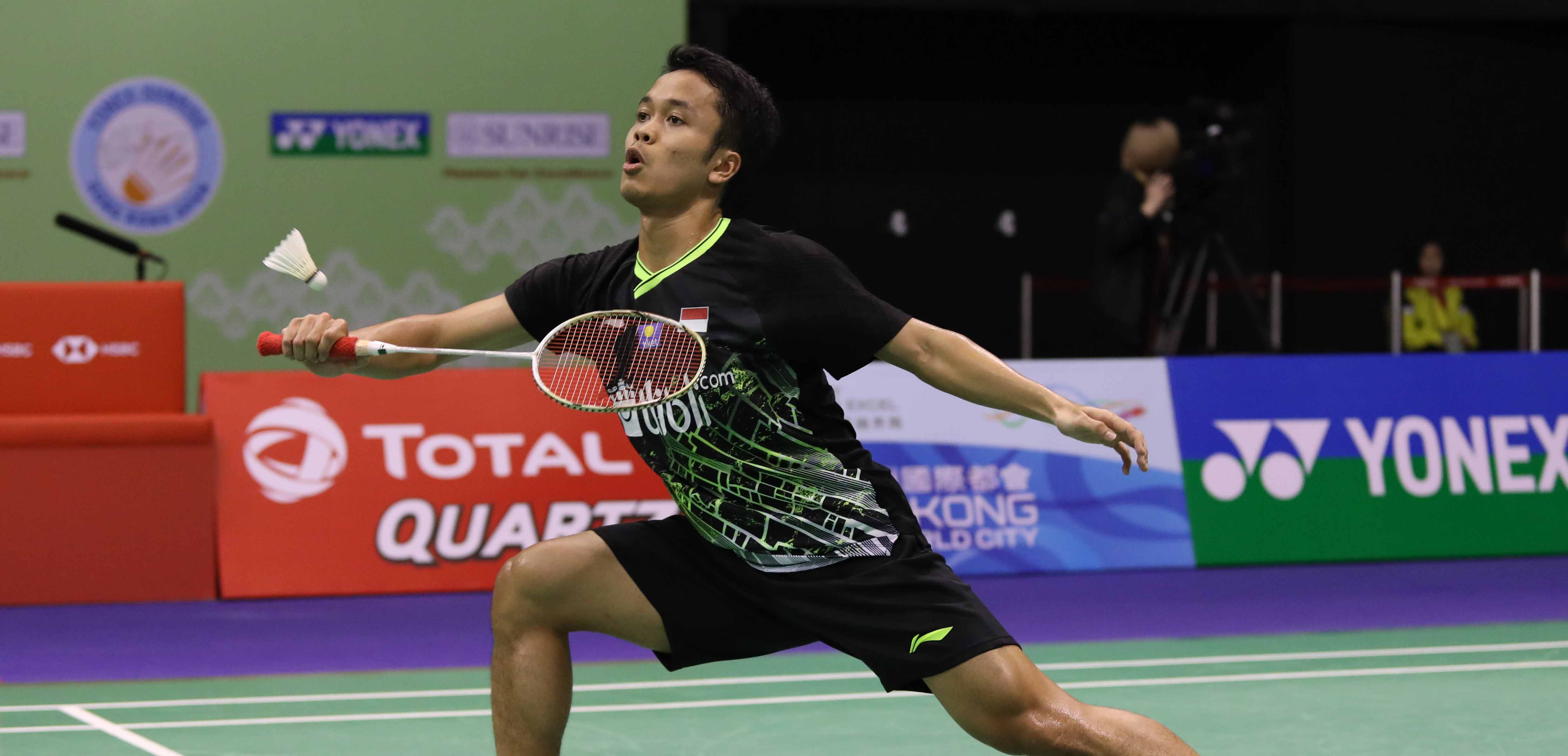 Pemain tunggal putra Indonesia, Anthony Sinisuka Ginting berusaha balik kok. 