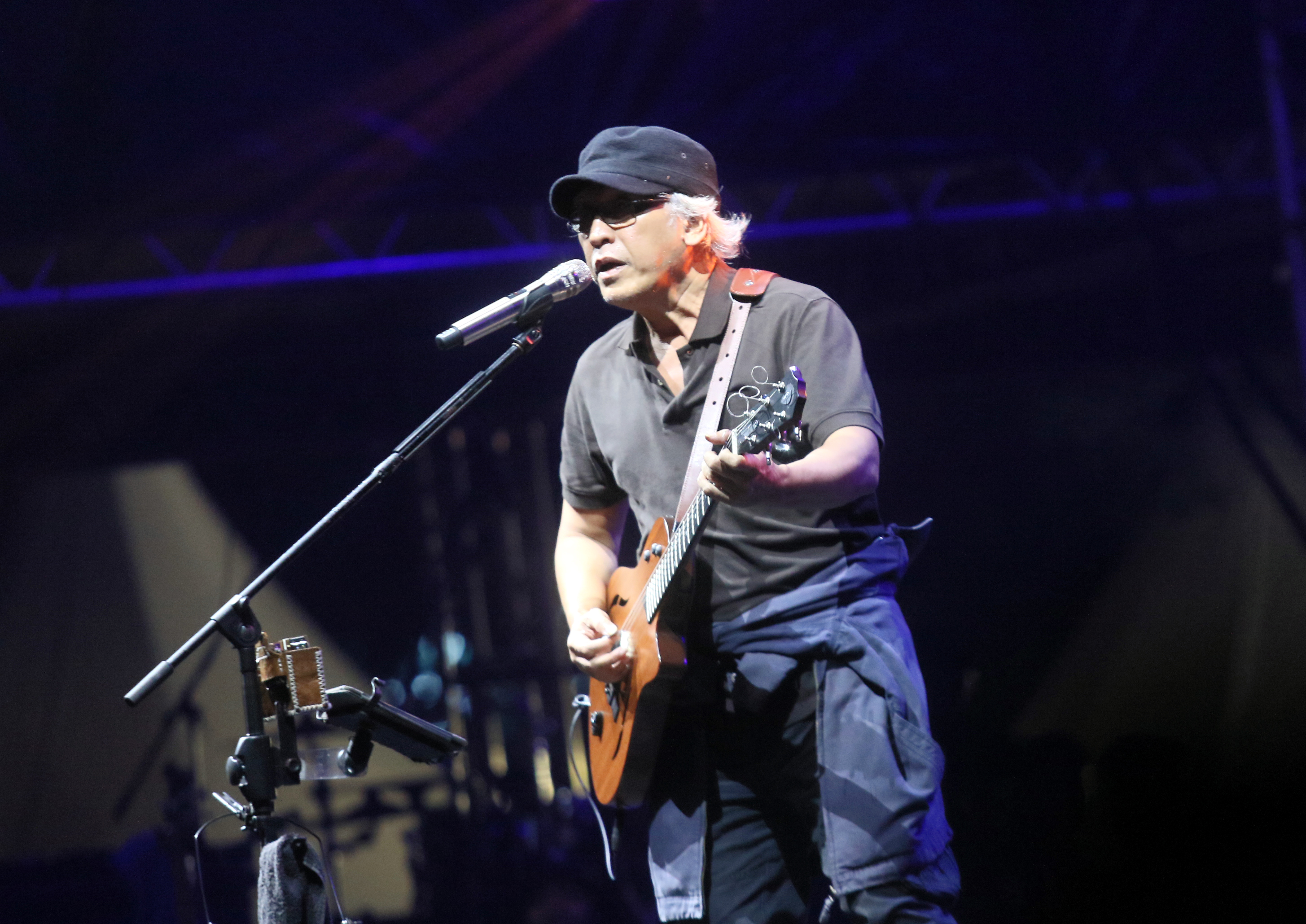 Penyanyi Iwan Fals tampil pada hari kedua Synchronize Fest 2019 