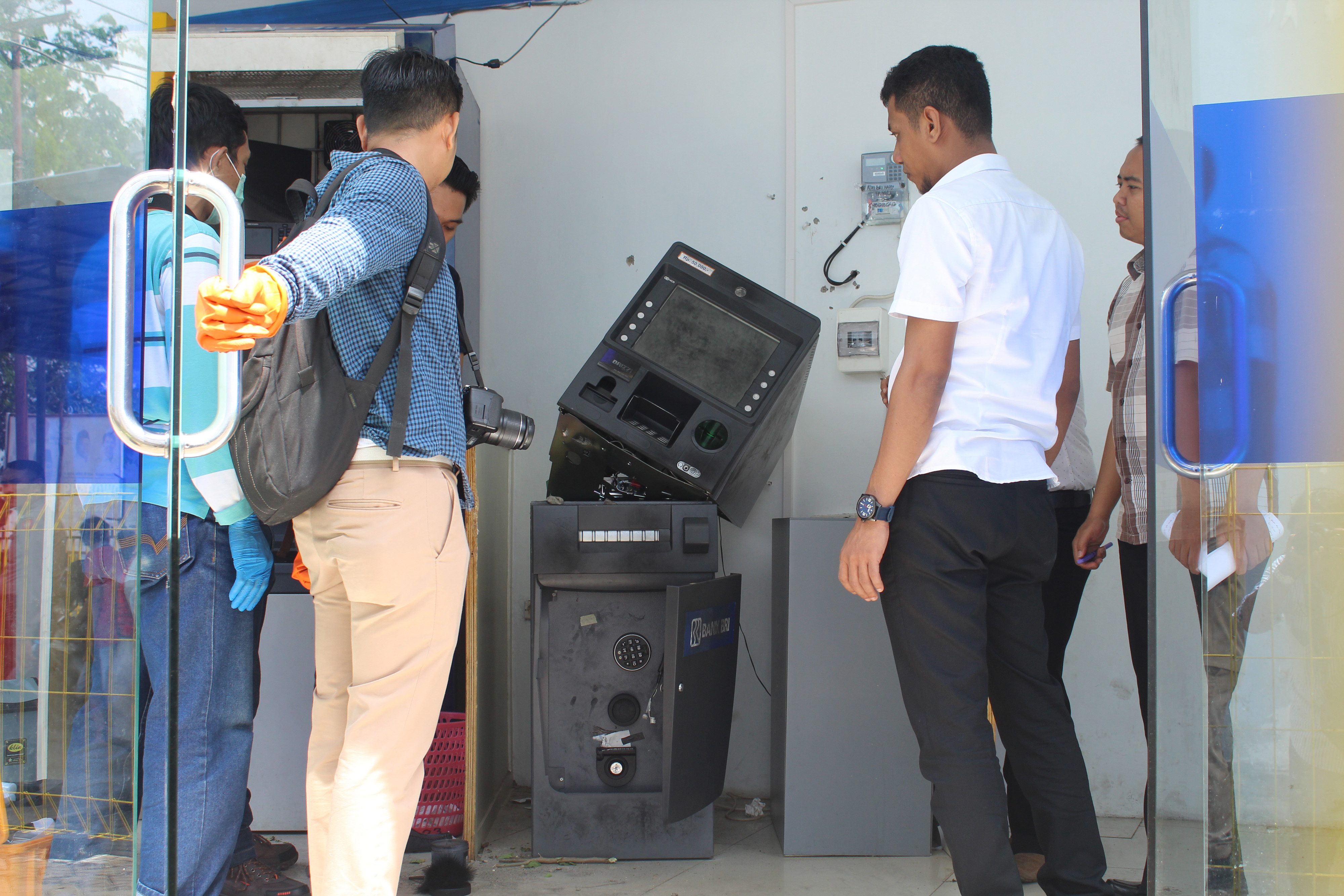 Petugas Sat Reskrim Polresta Pontianak memeriksa mesin Anjungan Tunai Mandiri (ATM) BRI yang dibobol di kawasan Tanjung Raya II Pontianak