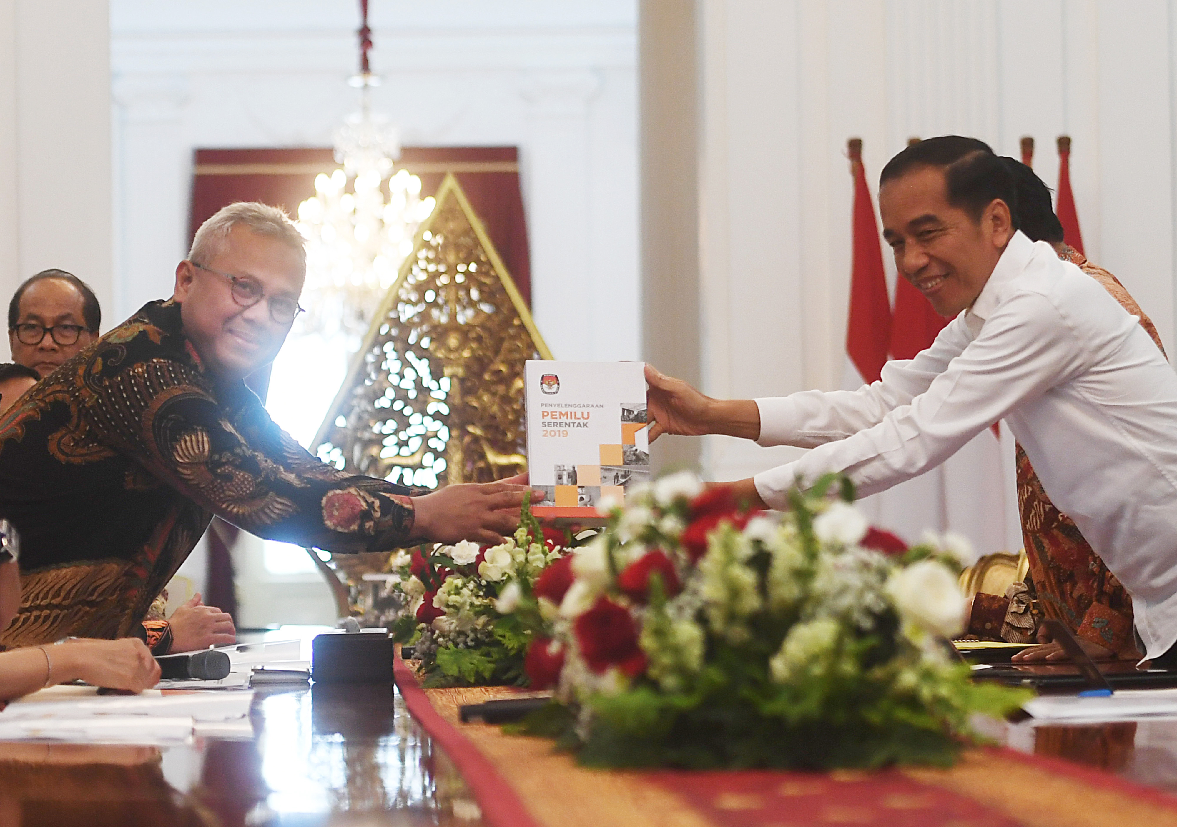 Presiden Joko Widodo (kanan) menerima buku laporan penyelenggaraan Pemilu Serentak 2019 dari Ketua Komisi Pemilihan Umum (KPU) Arief Budiman