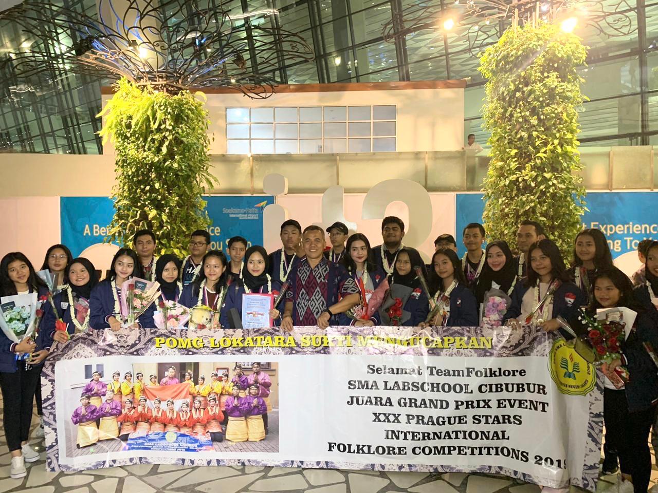 SMA) Labschool Cibubur, Jakarta, meraih juara umum dengan mengalahkan 13 negara dalam ajang kompetisi tari dan budaya di Praha, Ceko.