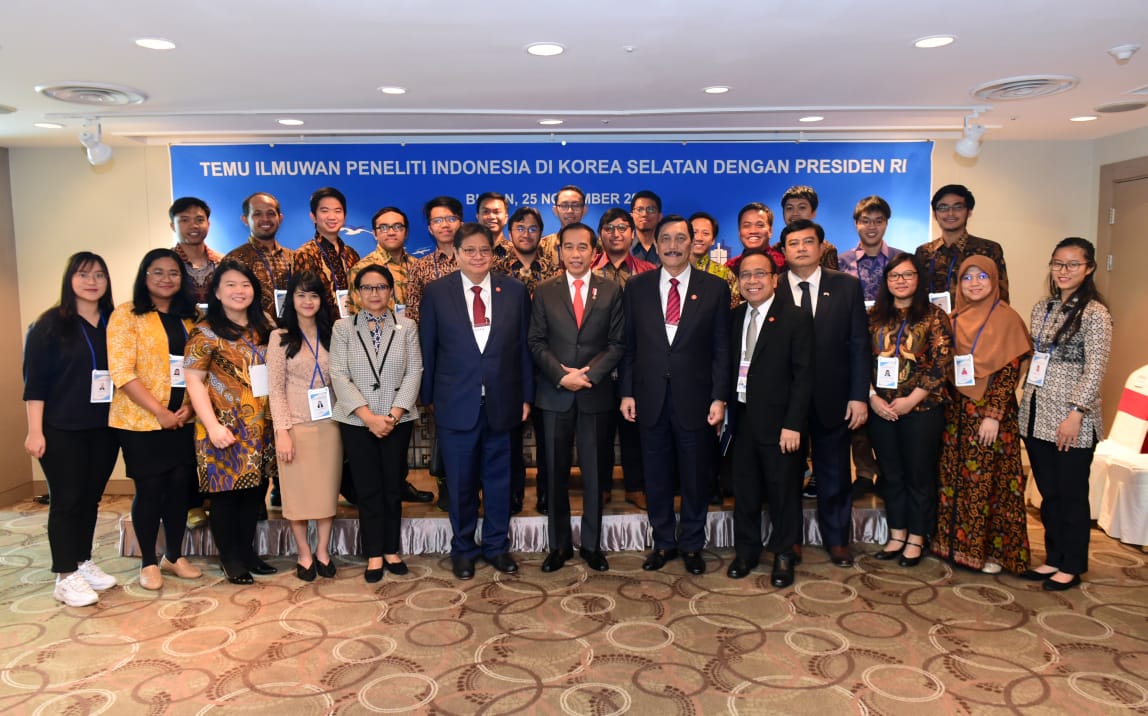 Presiden Joko Widodo (tengah) berfoto bersama para ilmuwan asal Indonesia yang berada di Korea Selatan