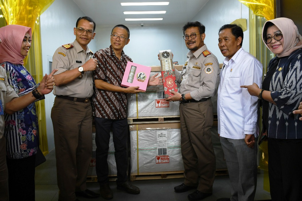 Mentan Syahrul Yasin Limpo (ketiga dari kanan) memperlihatkan produk dari sarang burung walet.