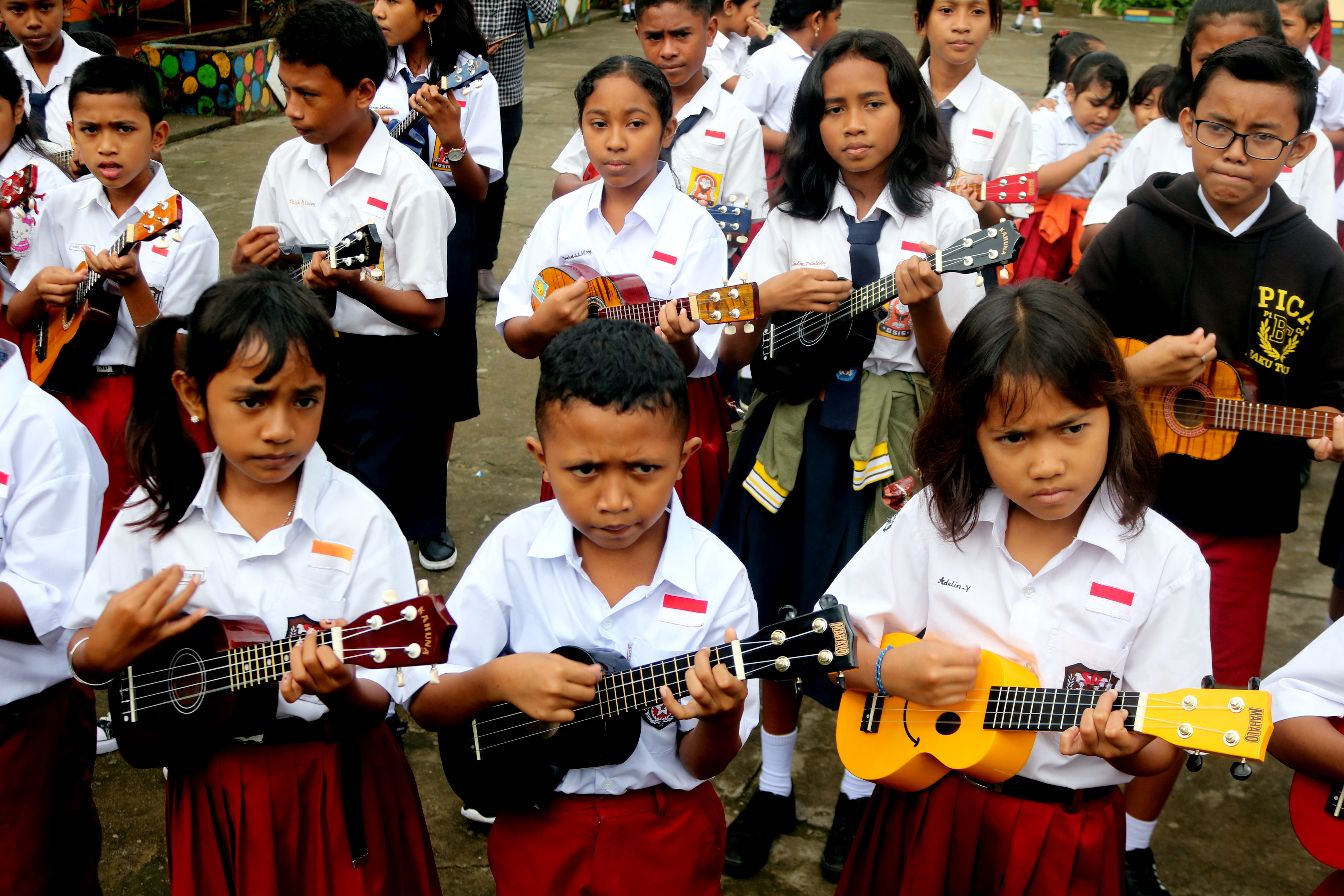 Sejumlah siswa SD memainkan alat musik ukulele saat peluncuran program 'Ukulele Masuk Sekolah' di SD Inpres 42 Ambon