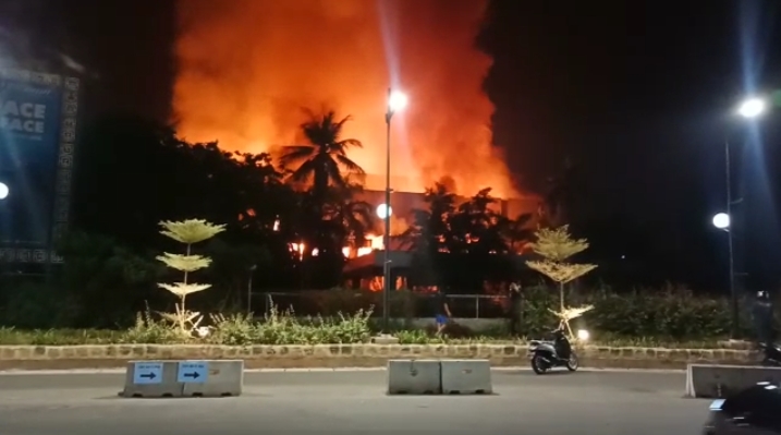 Kebakaran gedung Hailai Ancol, Jakarta Utara pada Senin (4/11/2019) sekitar pukul 23.00 WIB. 