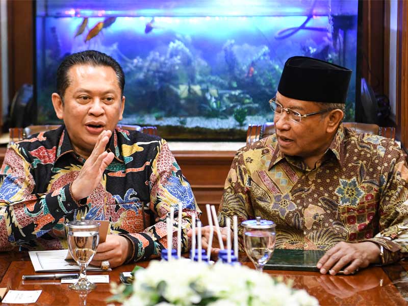 Ketua MPR Bambang Soesatyo (kiri) berbincang dengan Ketua Umum PBNU KH Said Aqil Siradj, saat berkunjung ke Gedung PBNU, Jakarta.