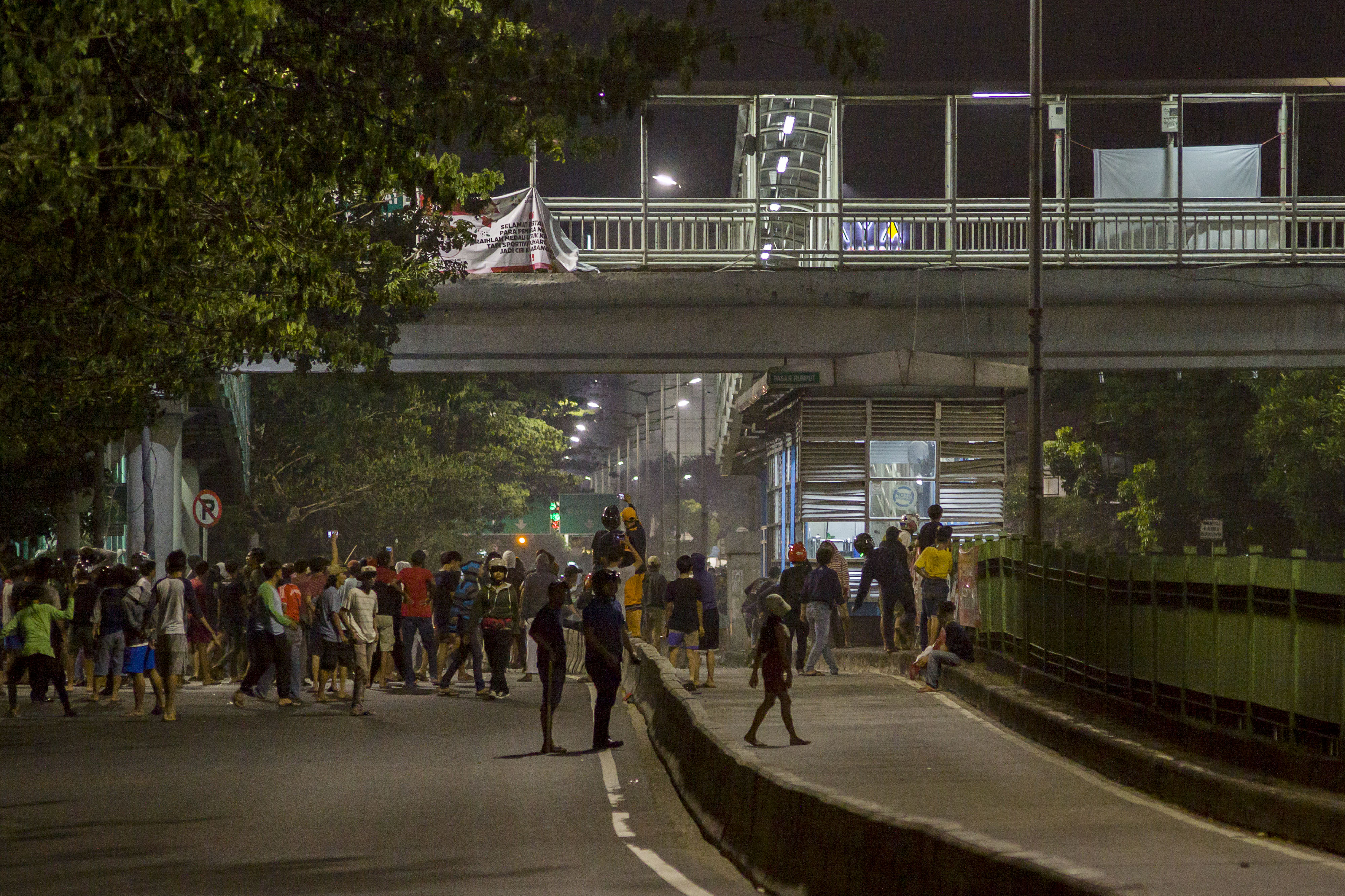  Sejumlah warga Manggarai terlibat bentrok dengan warga Jalan Tambak di Kawasan Manggarai, Jakarta
