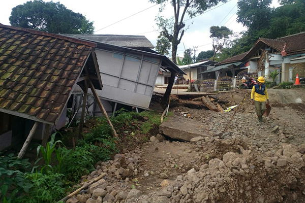 Rumah ambruk akibat tanah bergerak