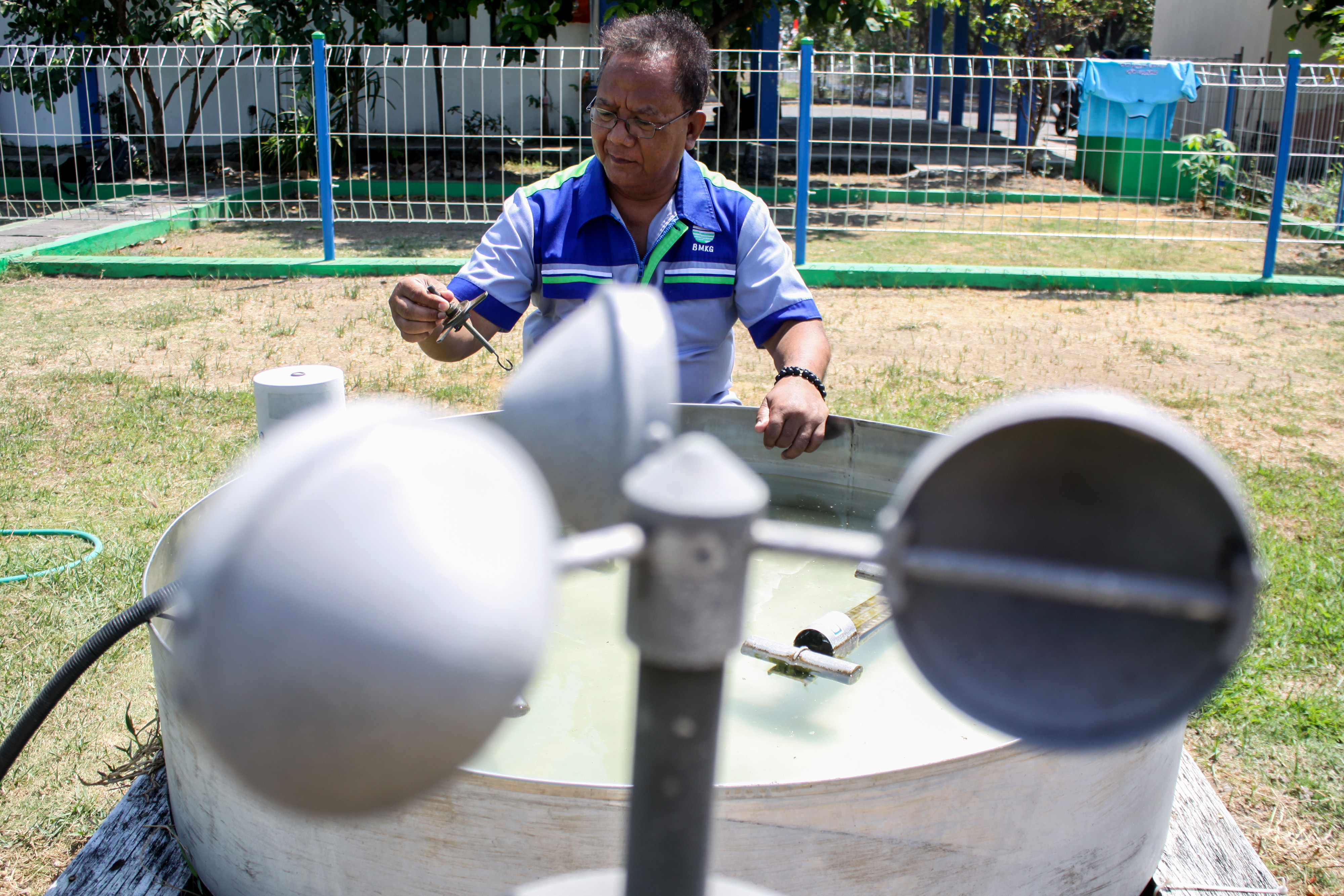 Petugas melakukan pemeriksaan panci penguapan air di kantor BMKG Juanda, Sidoarjo, Jawa Timur, beberapa waktu lalu.