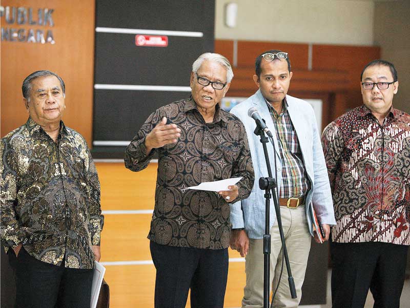 Ketua Pansel Hakim MK Harjono didampingi anggota Pansel Maruarar Siahaan (kiri), Edward Omar Sharif Hiariej, dan Alexander Lay (kanan).