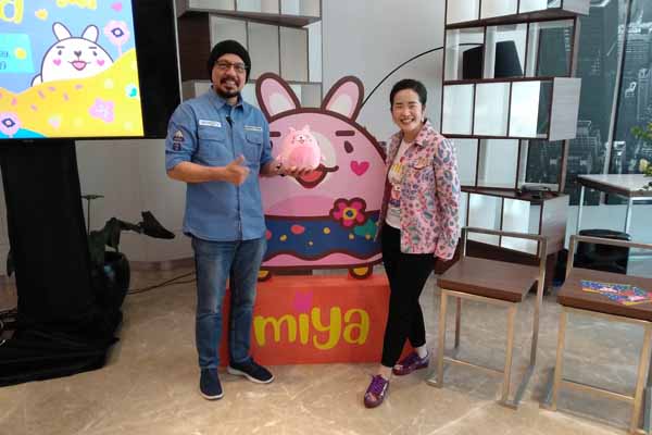 Andy F. Noya dan Mira Hoeng saat peluncuran karakter Miya, di Central Departement Store, Grand Indonesia, Menteng, Jakarta, Rabu (13/11).