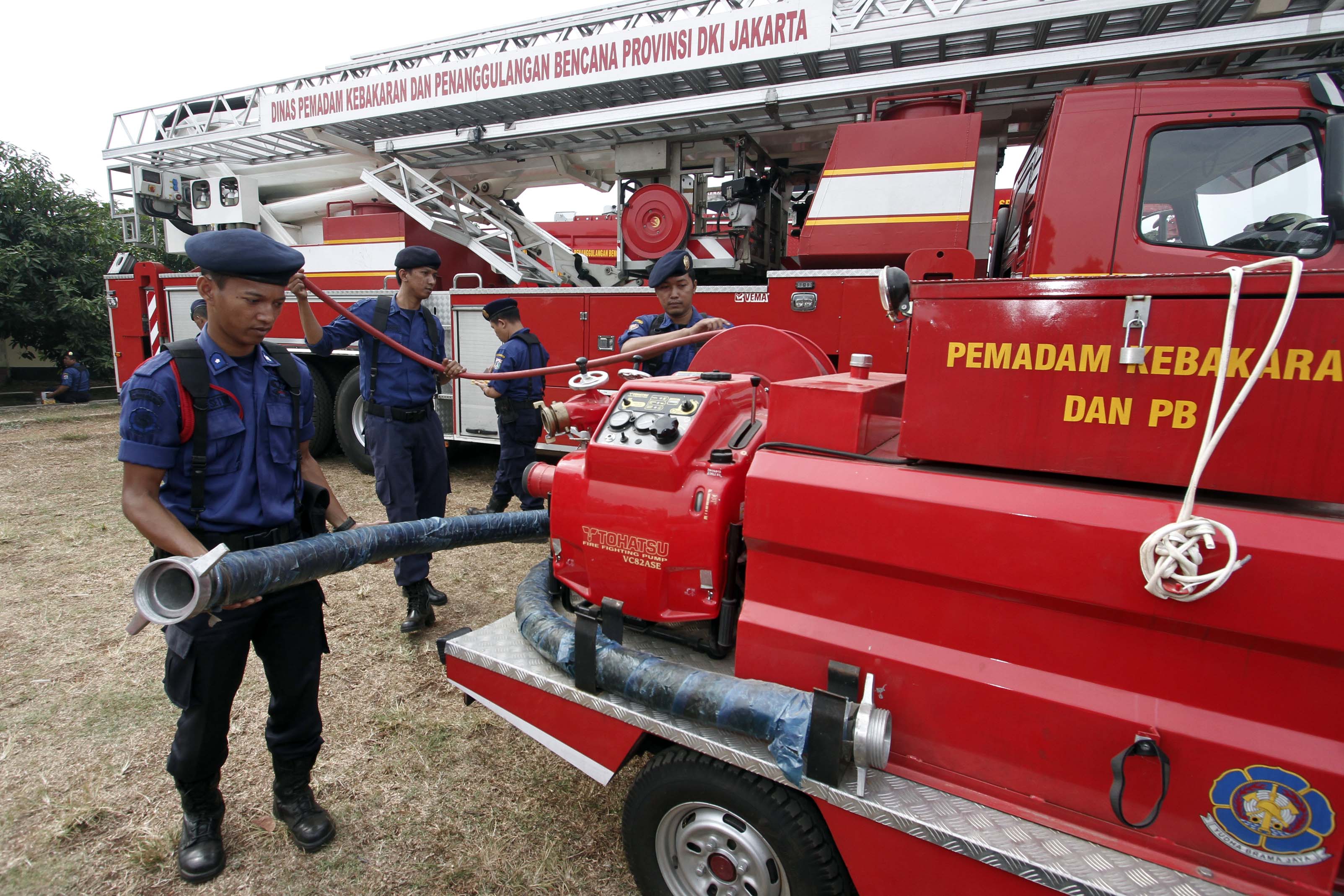 Petugas pemadam kebakaran DKI Jakarta tengah melakukan simulasi penanggulangan kebakaran.
