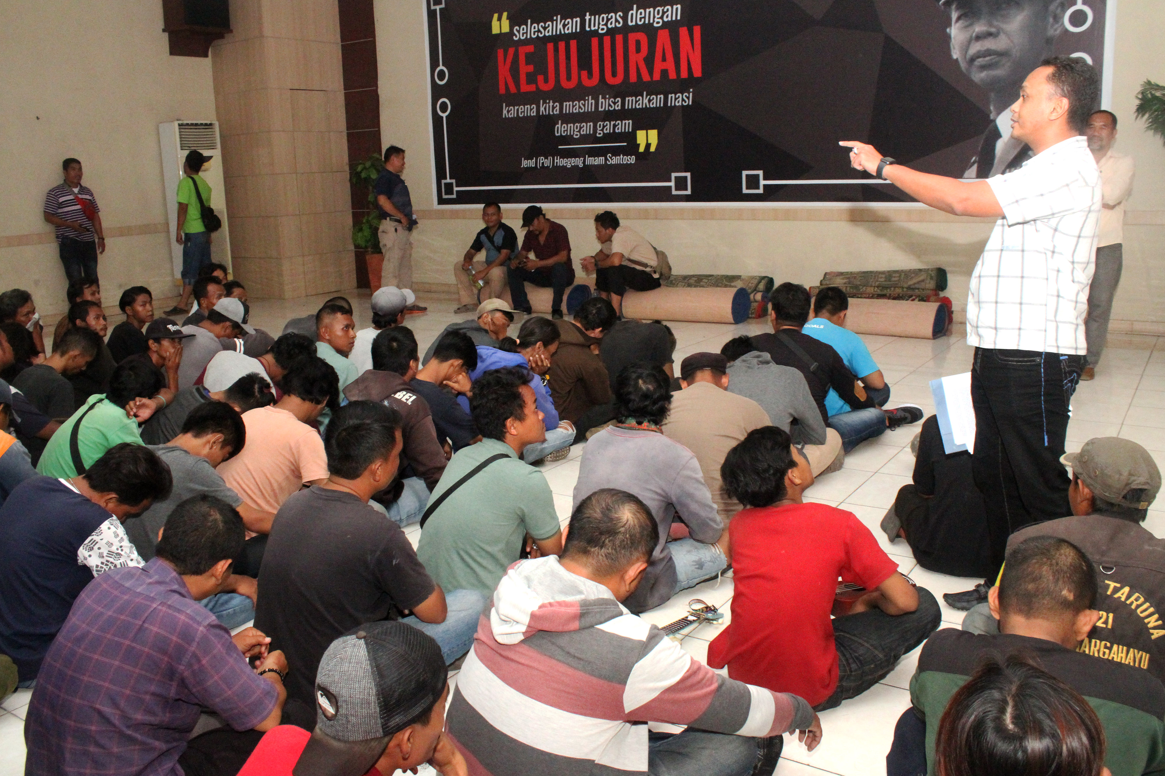 Polisi menghadirkan sejumlah preman yang terjaring operasi, di Mapolres Metro Bekasi Kota, Bekasi, Jawa Barat, Selasa (5/11/2019).