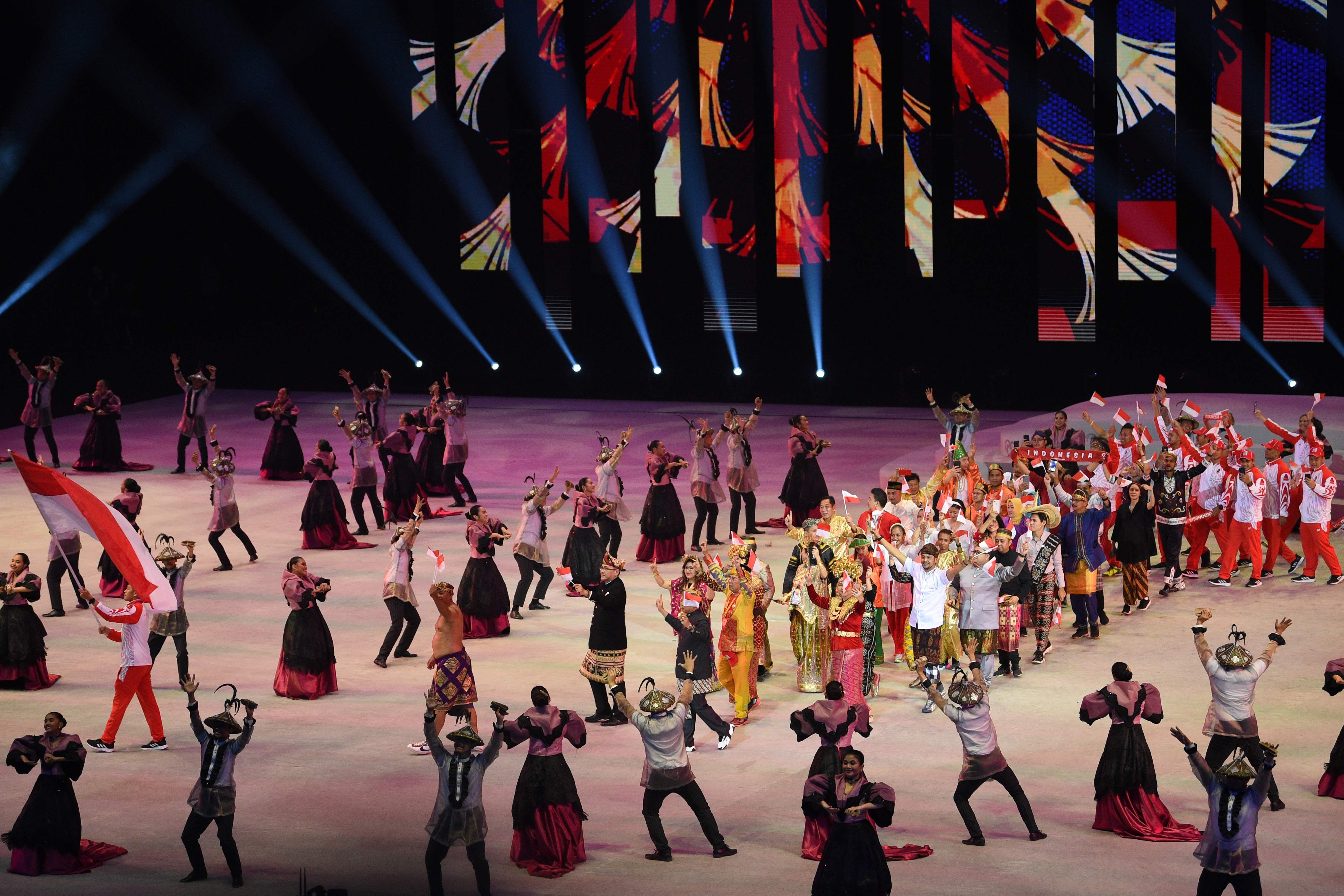 Barisan depan kontingen Indoensia menggunakan pakaian adat saat defile di pembukaan SEA Games 2019 Filipina