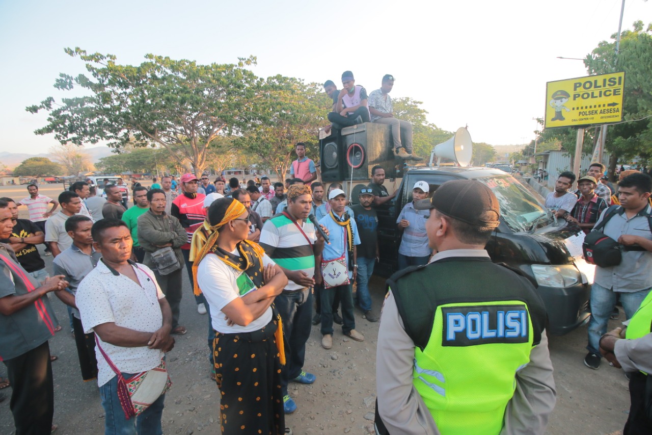 Ratusan umat paroki yang tergabung dalam Forum Rendu Bersatu, Kamis (14/11), melakukan aksi demonstrasi di Kantor Polsek Aesesa.