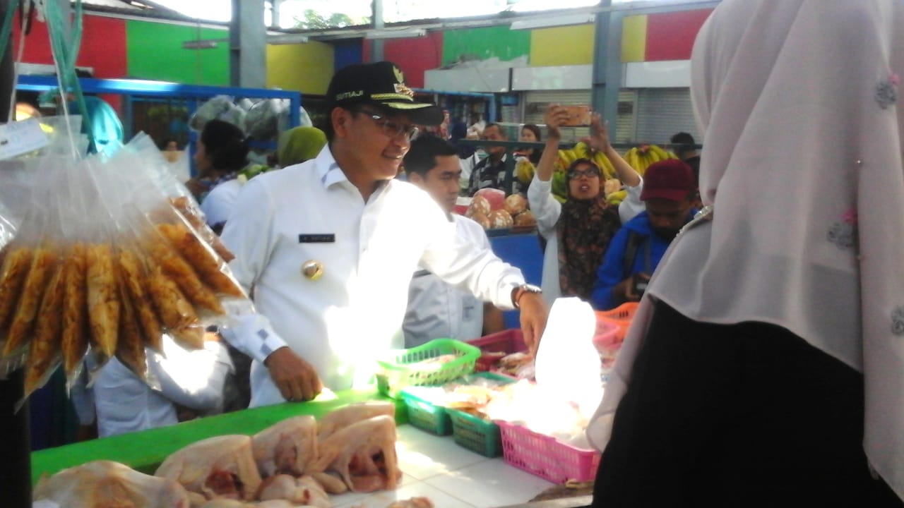 Wali Kota Malang Sutiaji berdialog dengan para pedagang soal praktik Bank Titil.