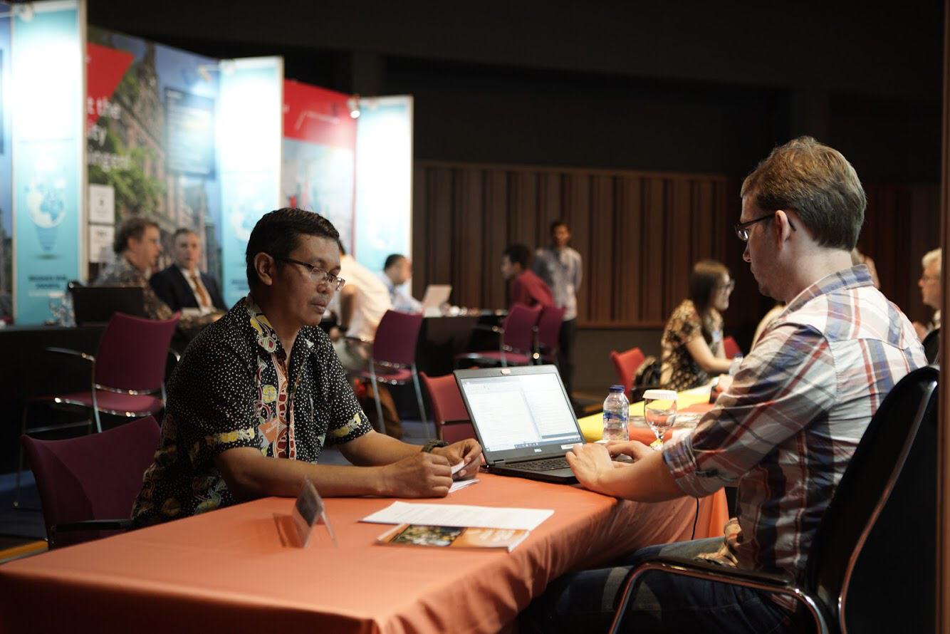 calon peneliti Indonesia bertatap muka dan berdiskusi secara langsung dengan professor dan recruiters penelitian dari universitas Belanda.