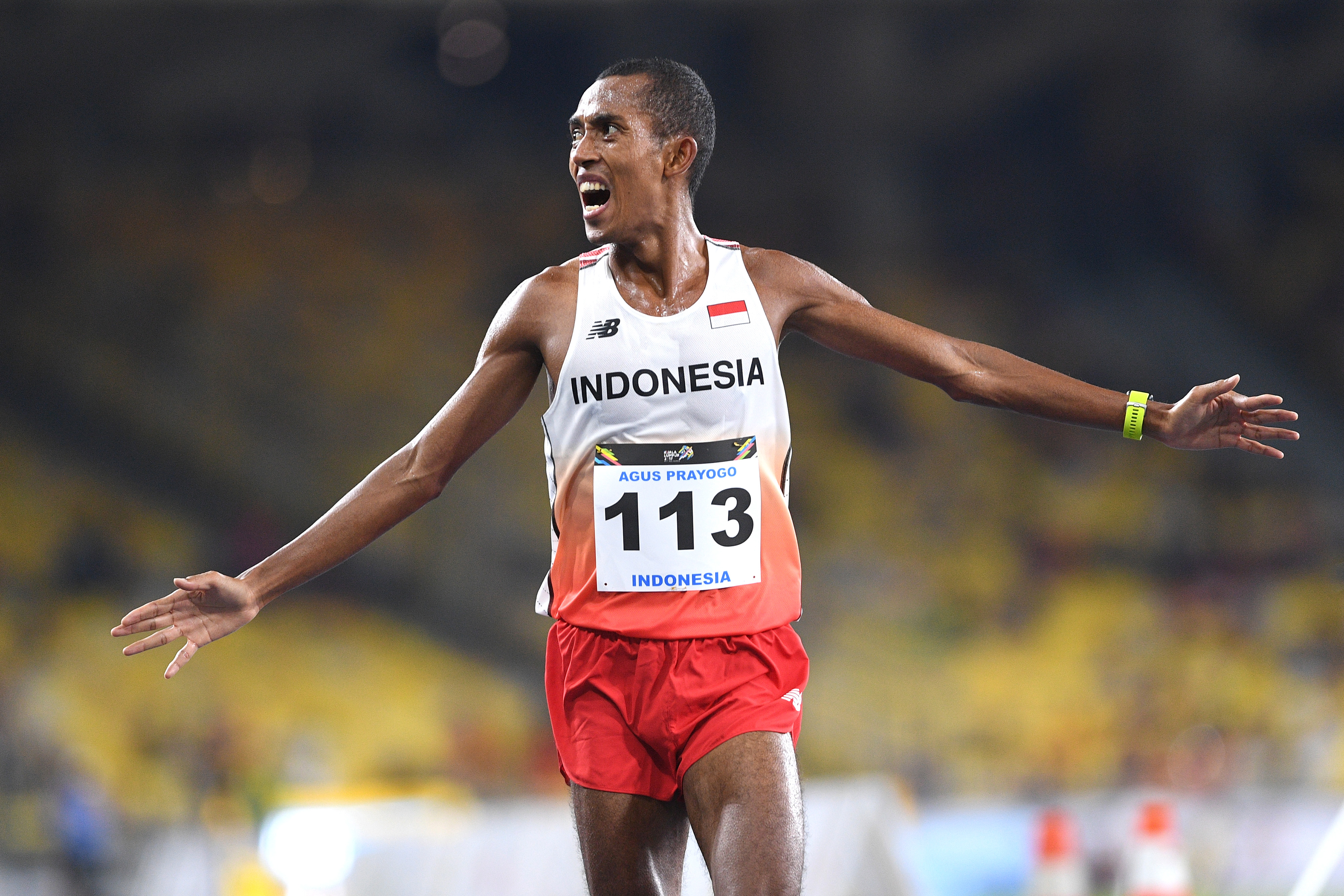 Agus Prayogo bersorak saat memasuki garis finis lari 10 ribu meter SEA Games 2017