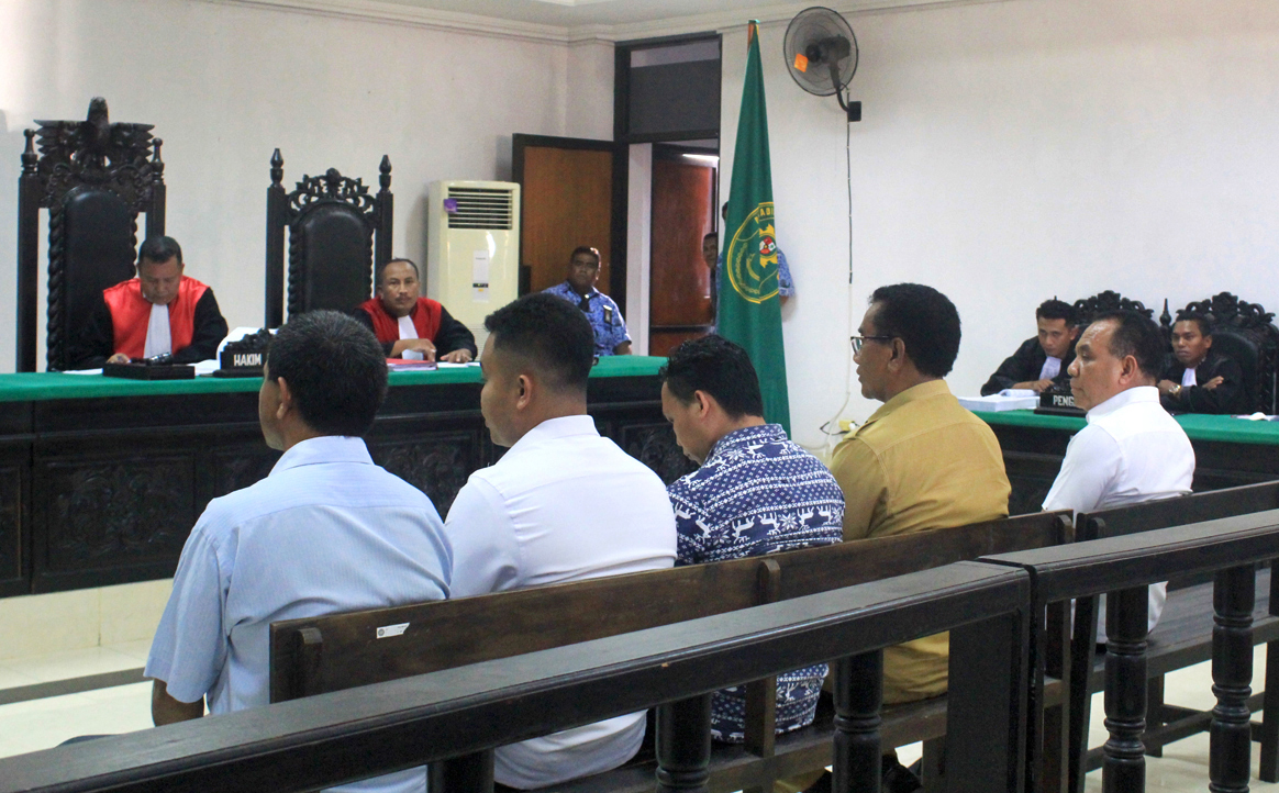 Gubernur NTT Frans Lebu Raya (paling kanan) menjadi saksi kasus korupsi pembangunan gedung NTT Fair di Pengadilan Tipikor Kupang.