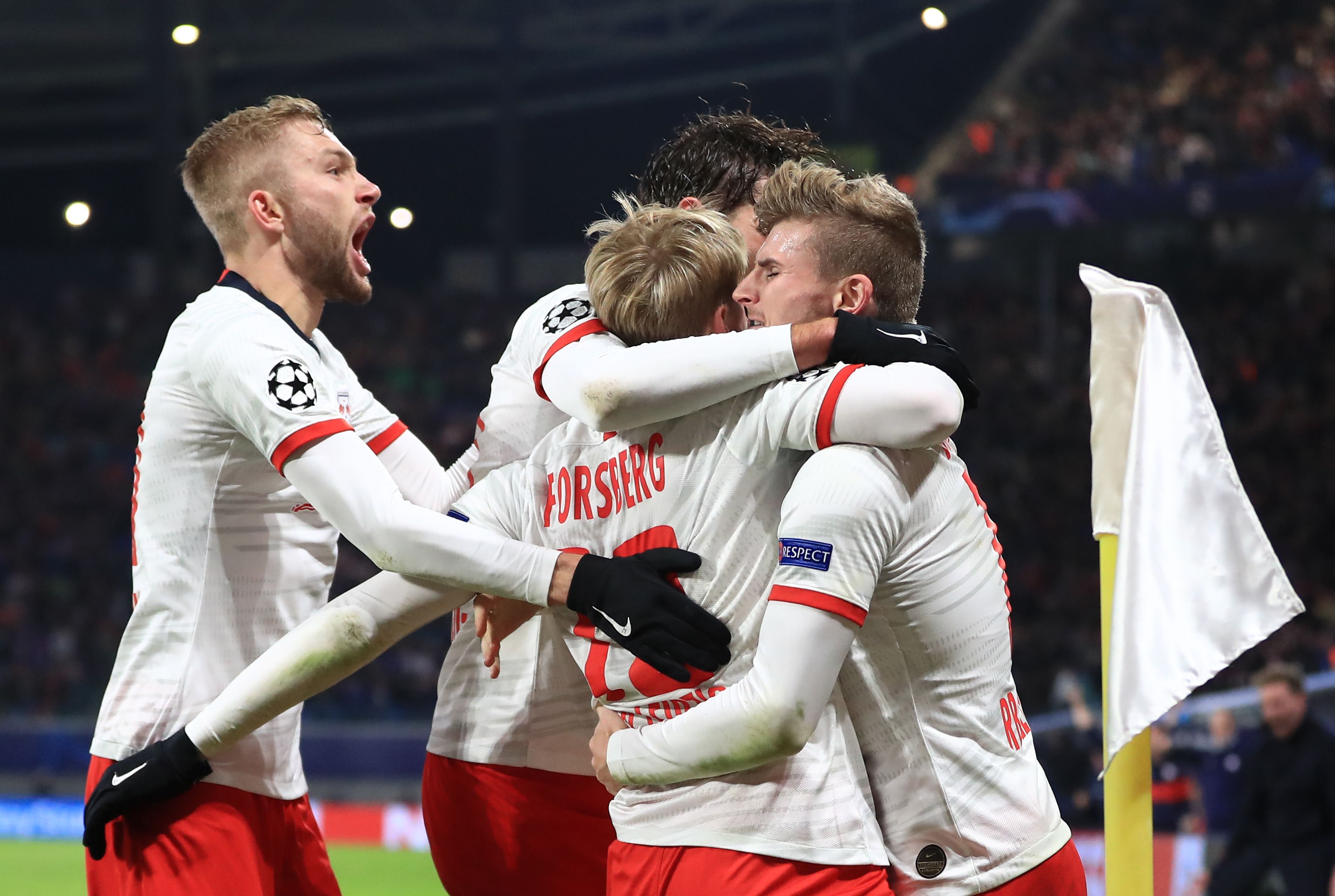 Para pemain RB Leipzig melakukan selebrasi setelah Emil Forsberg menjebol gawang Benfica.