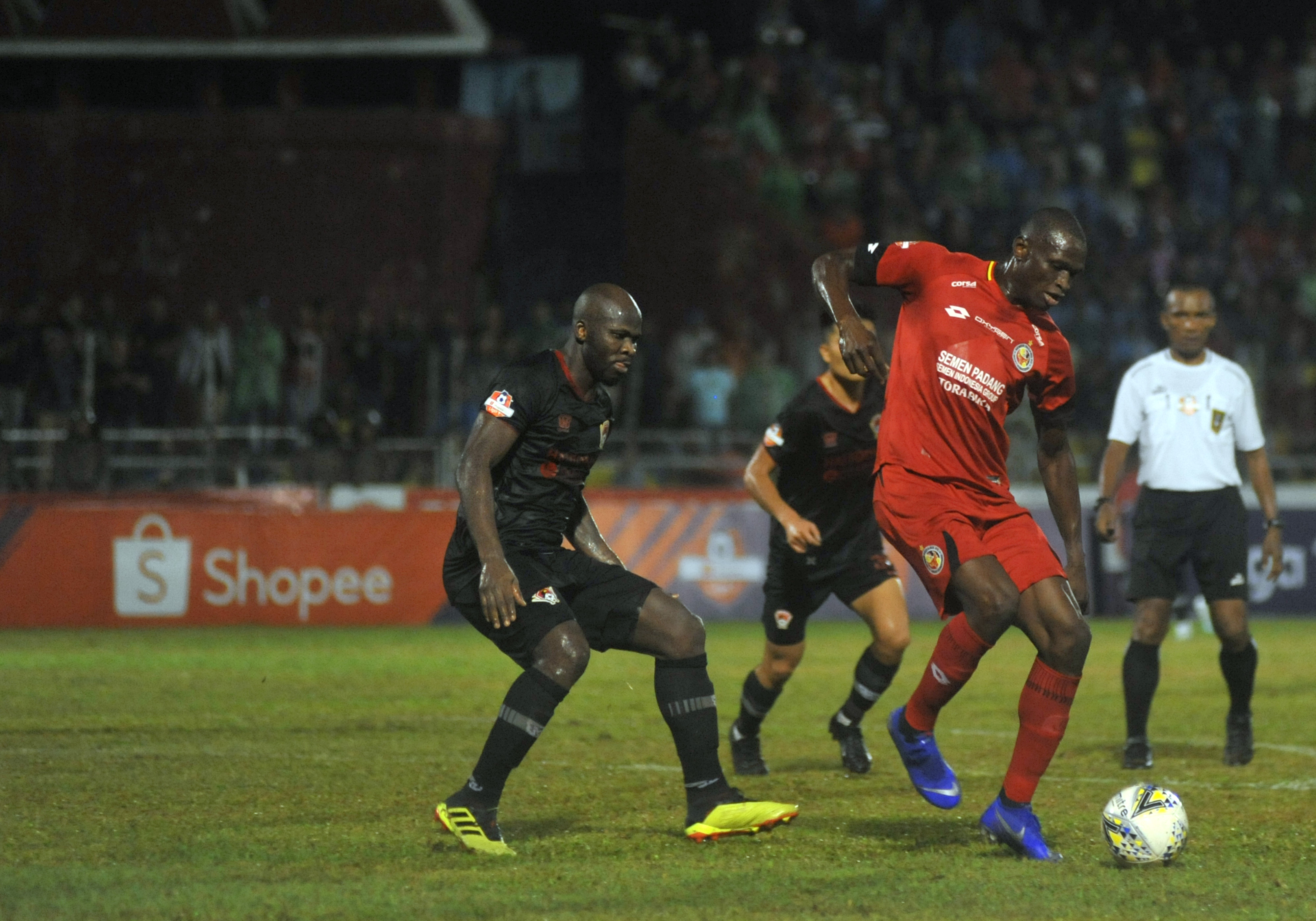 Laga Semen Padang kontra Kalteng Putra