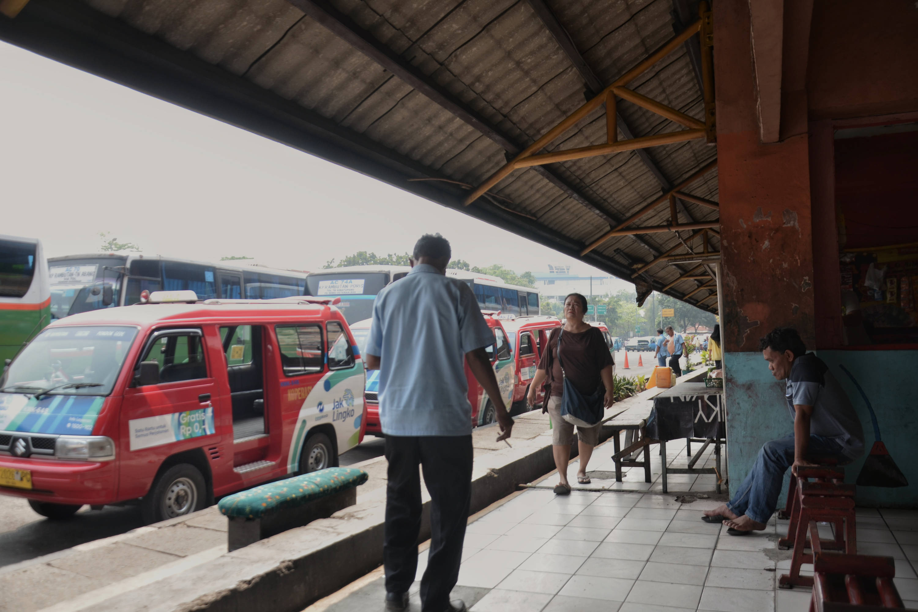 Angkot yang sudah bekerja sama dengan TransJakarta di Terminal Kampung Rambutan
