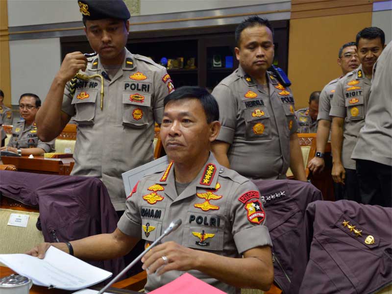 Kapolri Jenderal Pol Idham Azis (kanan) mengikuti bersama dengan jajarannya dan Kapolda-Kapolda saat rapat kerja dengan Komisi III DPR.