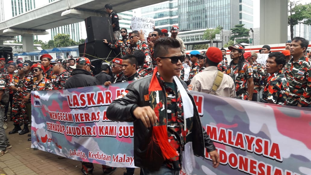 Aksi damai kelompok Laskar Merah Putih di depan Gedung Kedubes Malaysia, Jakarta, Rabu (27/11).