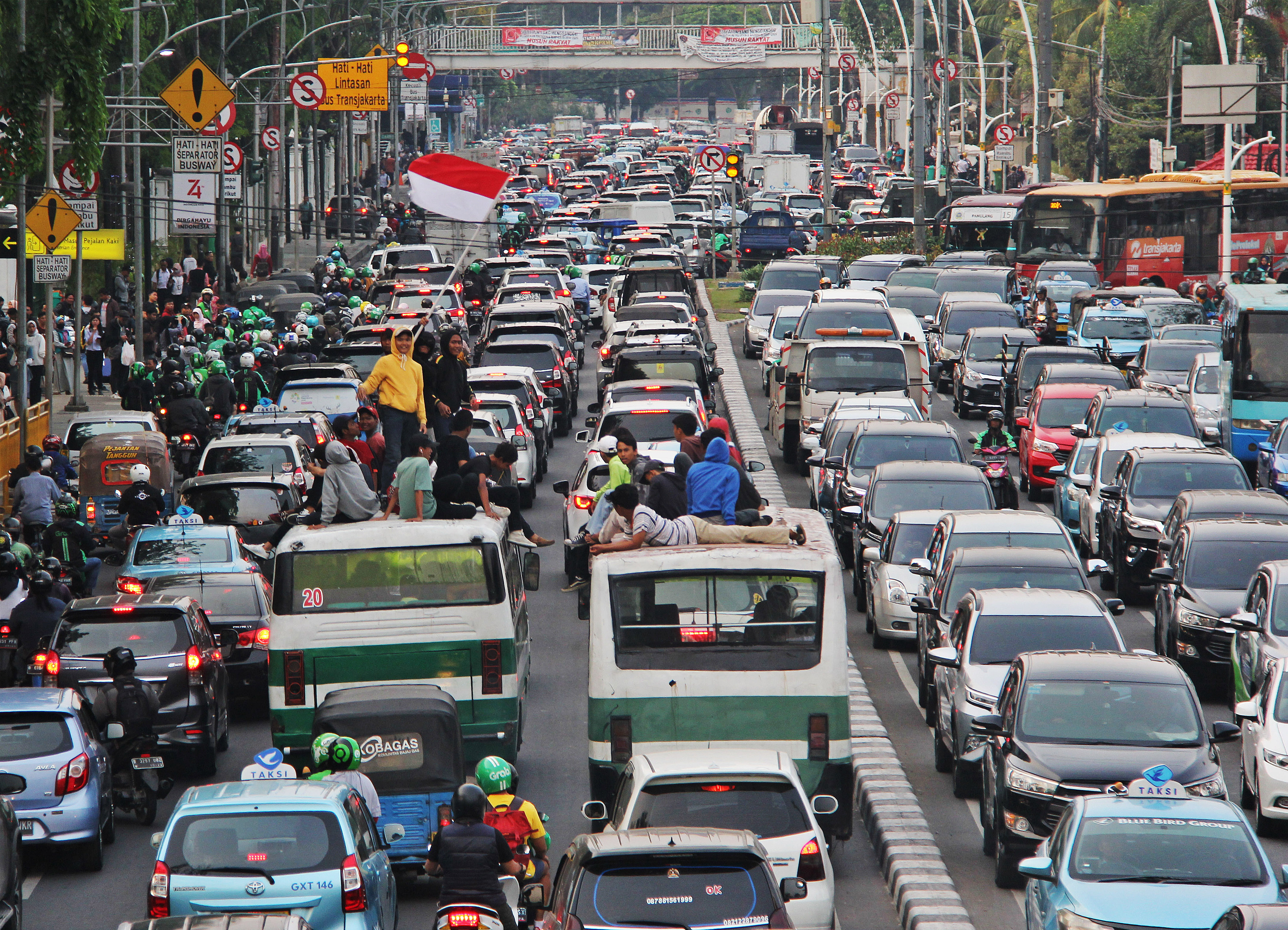 Kemacetan padat terjadi di kawasan Gambir, Jakarta Pusat, Senin (14/10). 