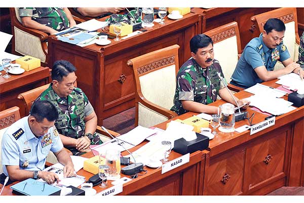 Panglima TNI Marsekal Hadi Tjahjanto didampingi KSAD Jenderal Andika Perkasa, KSAL Laksamana Siwi Sukma Adji di kompleks parlemen, Senayan