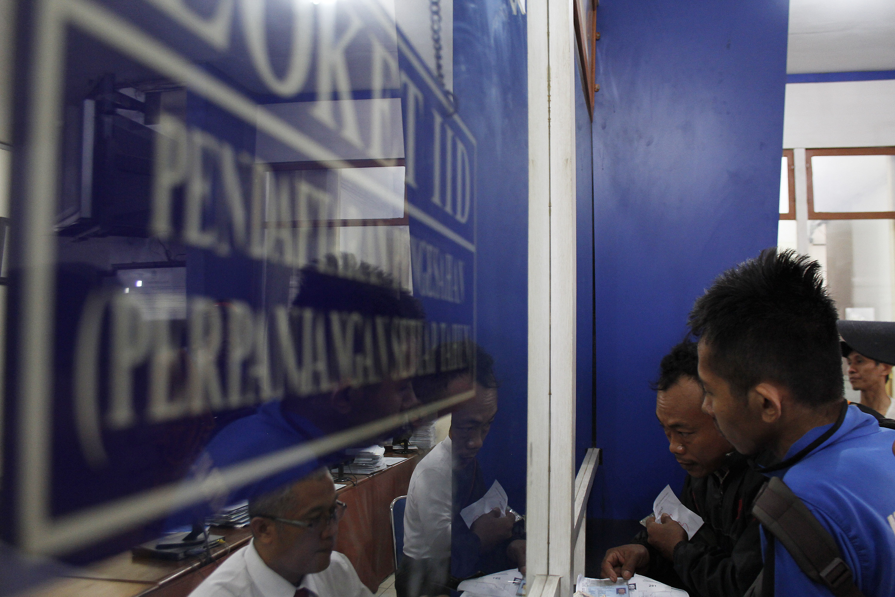 ilustrasi -- Wajib pajak kendaraan melakukan pendaftaran di loket pelayan pajak kendaraan Samsat Kota Bekasi.