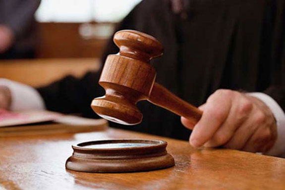 Ilustrasi palu hakim dalam persidangan