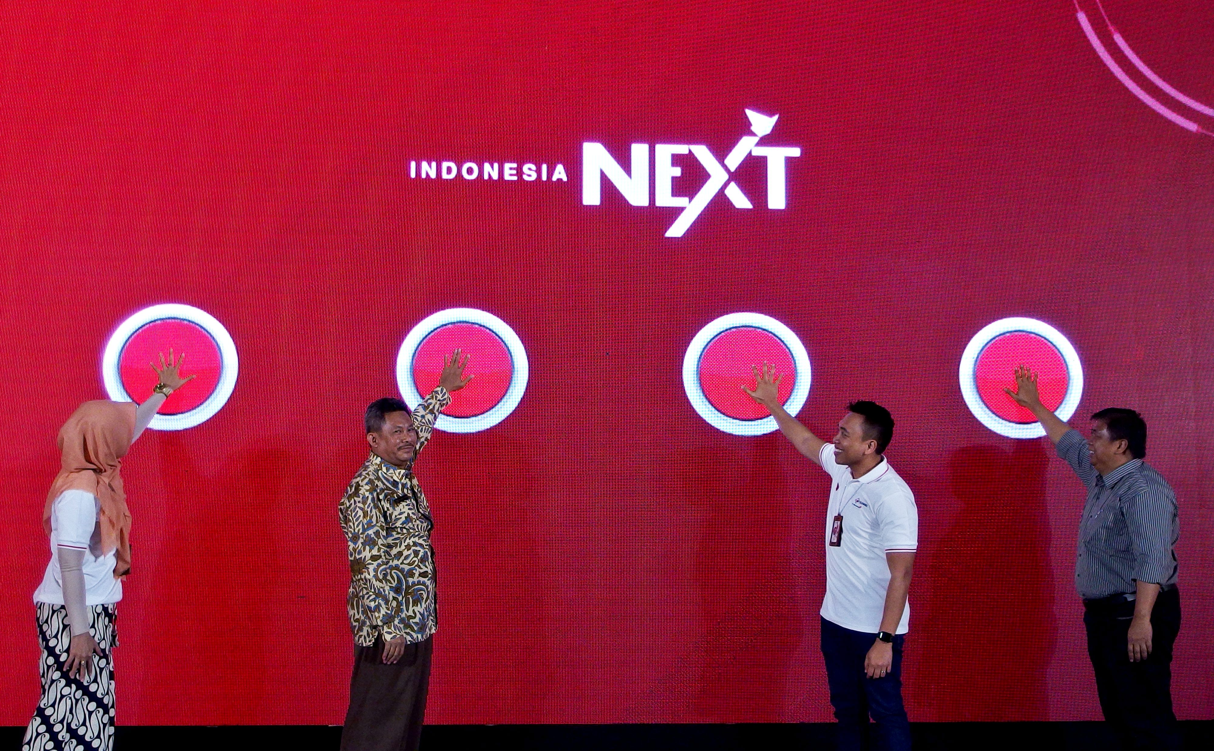 GM Youth and Community Telkomsel Jawa Bali Endra Diputra (kedua kanan) menekan tombol pada pembukaan ajang IndonesiaNEXT di Kampus Undip