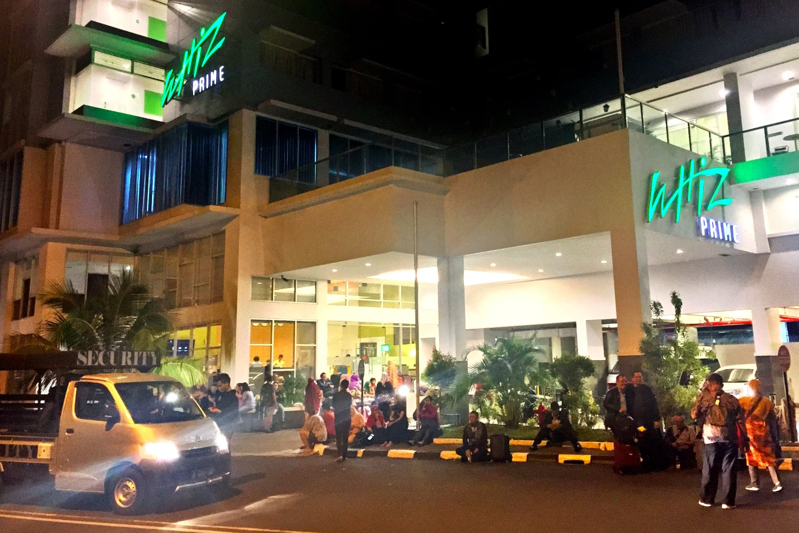 Tamu hotel berkumpul di luar hotel usai gempa bumi di kawasan Megamas, Manado, Sulawesi Utara, Jumat (15/11) dini hari. 