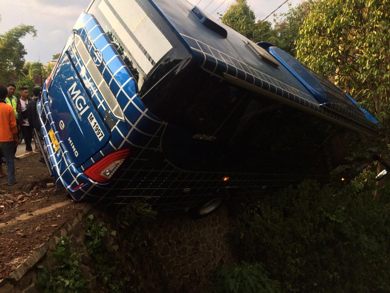 Bus Masuk Jurang, 35 Penumpang Selamat 