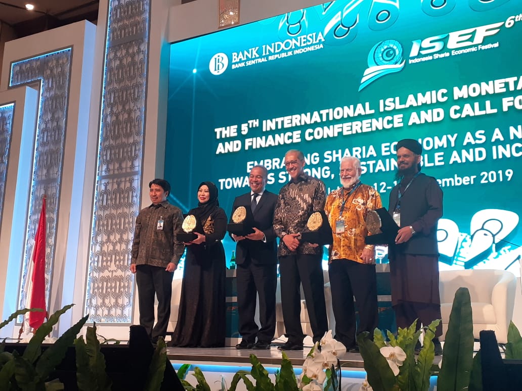 Deputi Gubernur Bank Indonesia Doddy Budi Waluyo (tengah) dan Kepala Bank Indonesia Institute (BINS) Solikin M. Juhro (kiri) membuka ISEF