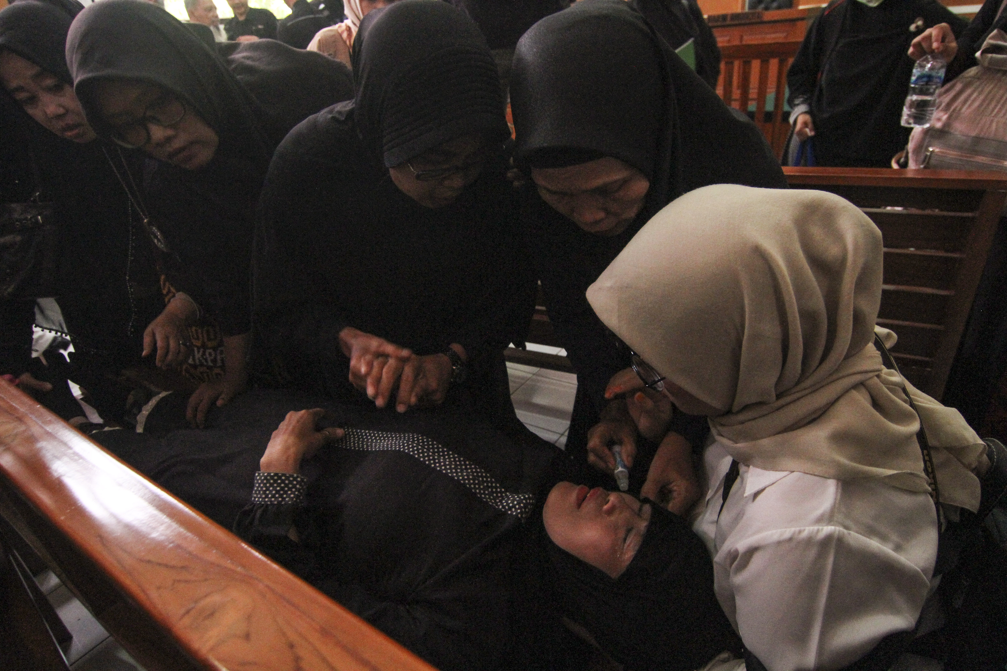 Seorang jamaah pingsan saat mendengar penundaan Sidang putusan gugatan first travel ditunda di Pengadilan Negeri Depok, Jawa Barat.