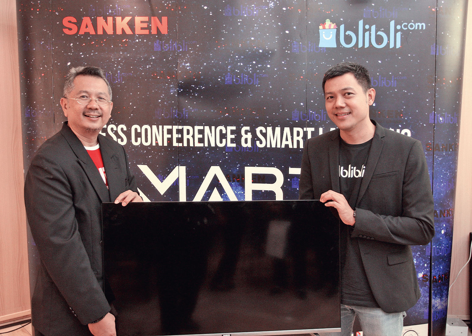PASARKAN SMART TV : Direktur Marketing PT Istana Argo Kencana (Sanken) Teddy Tjan (kiri) bersama Executive Vice President Blibli.com Wisnu 