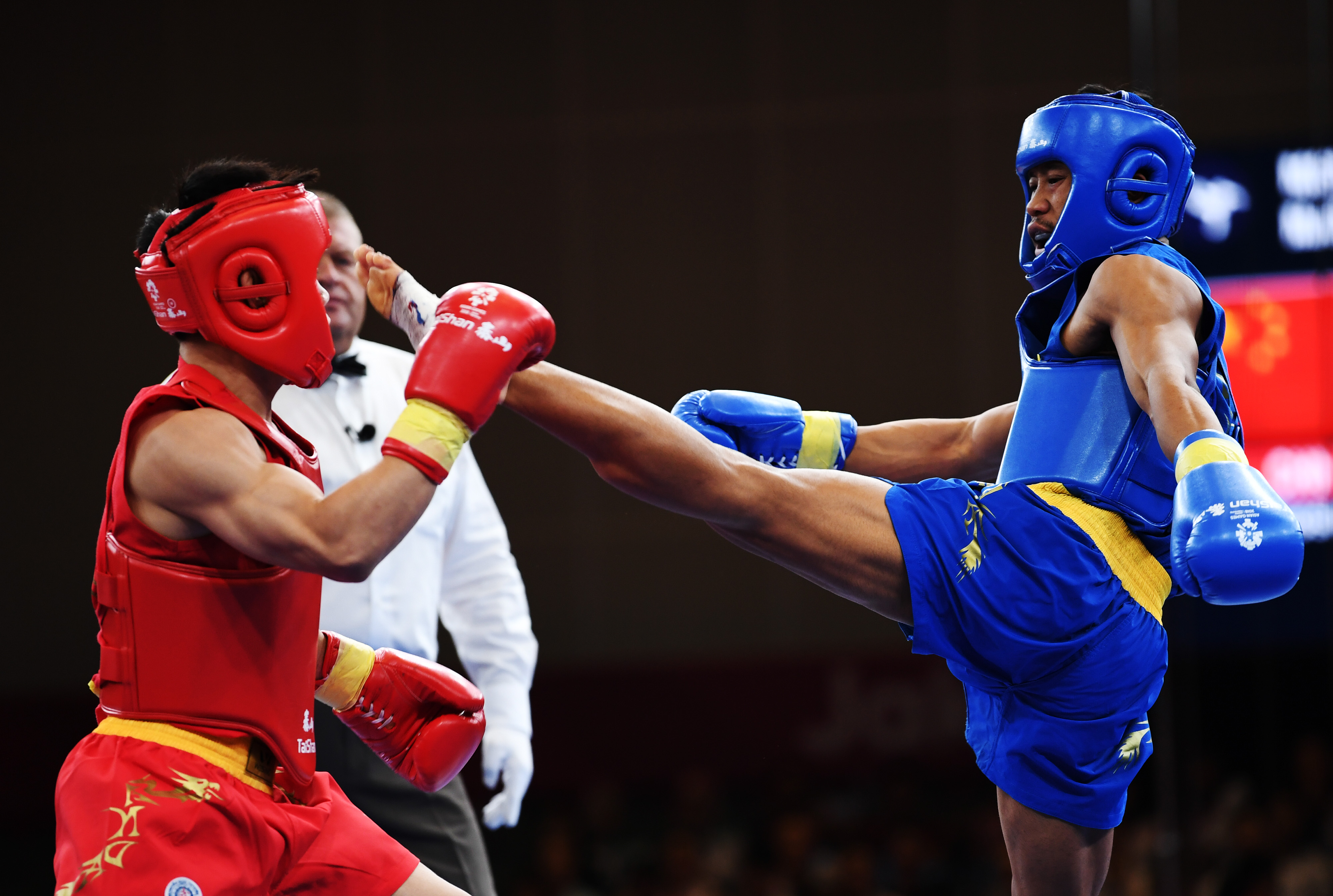  Atlet wushu Cina Guoshun Shen (kanan) bertanding melawan atlet wushu Indonesia Yusuf Widiyanto (kiri) dalam partai semifinal Sanda Putra 56