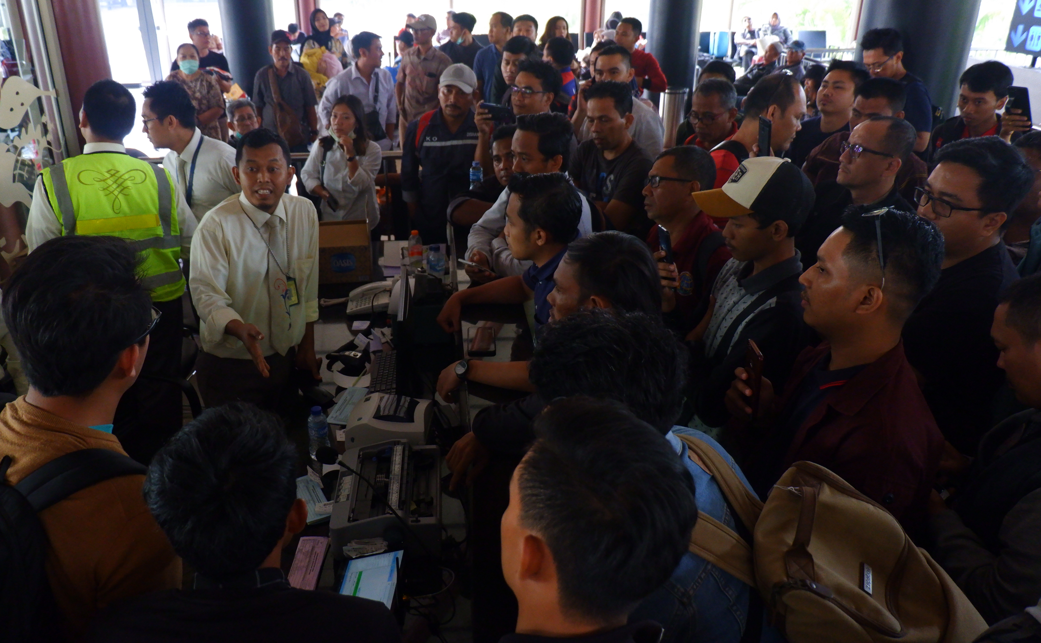 Calon penumpang Sriwijaya Air protes karena penerbangan ditunda hingga berjam-jam, di Terminal 2D, Bandara Soekarno-Hatta, hari ini.