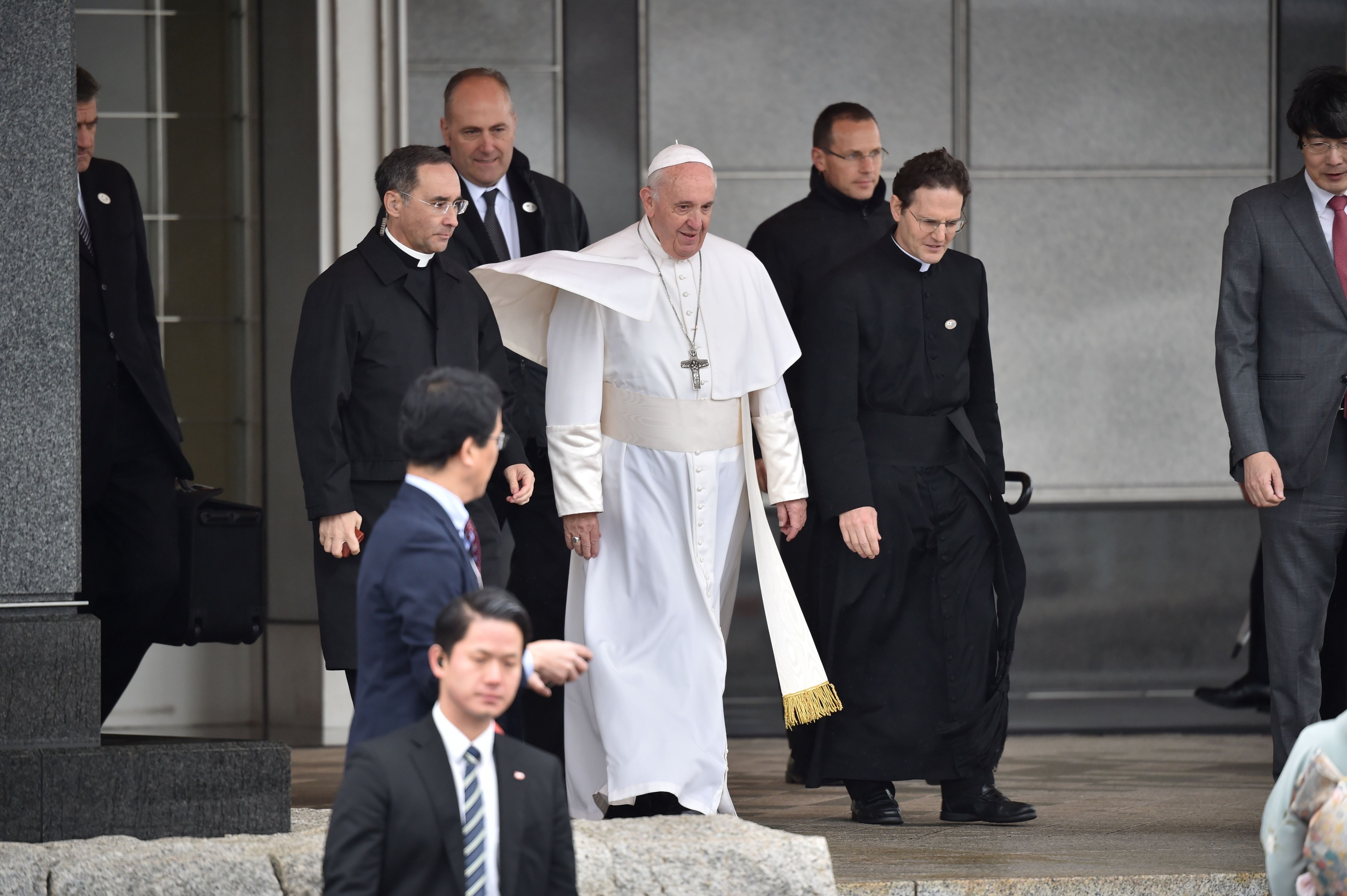 Paus Tinggalkan Jepang Setelah Tebarkan Pesan Damai Antinuklir