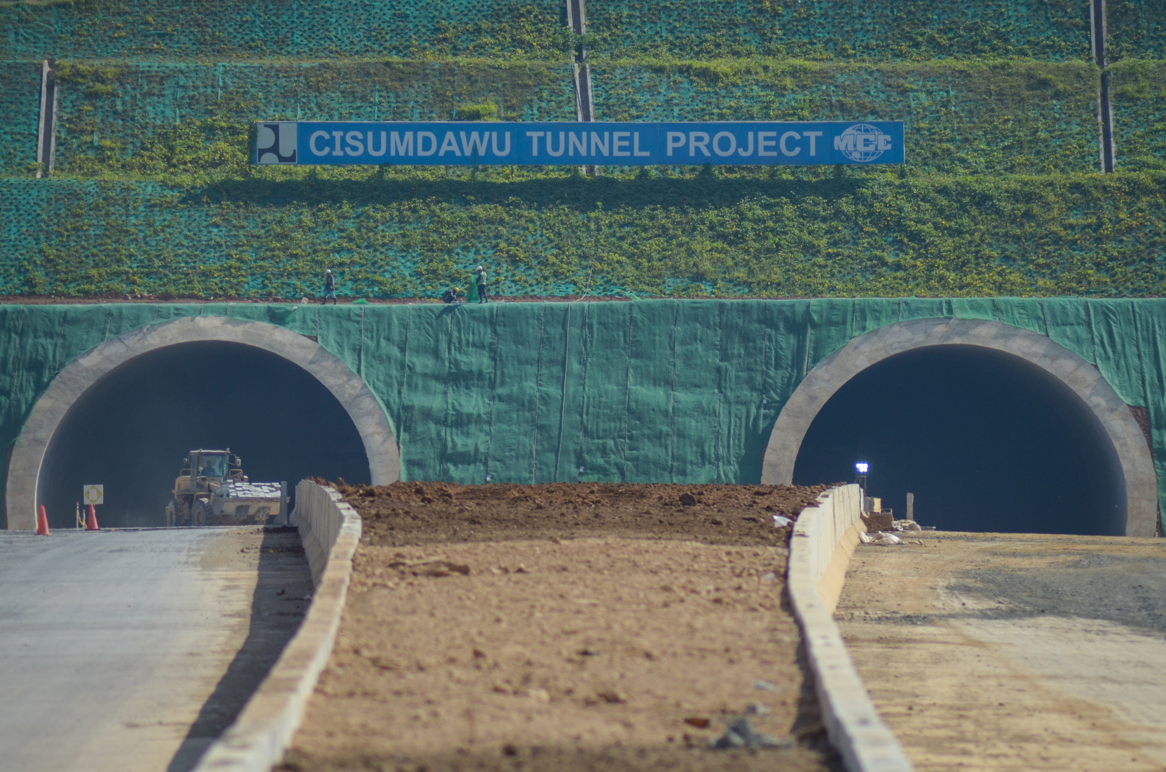  Alat berat keluar dari terowongan kembar Jalan Tol Cisumdawu di Pamulihan, Kabupaten Sumedang, Jawa Barat, Minggu (8/9)