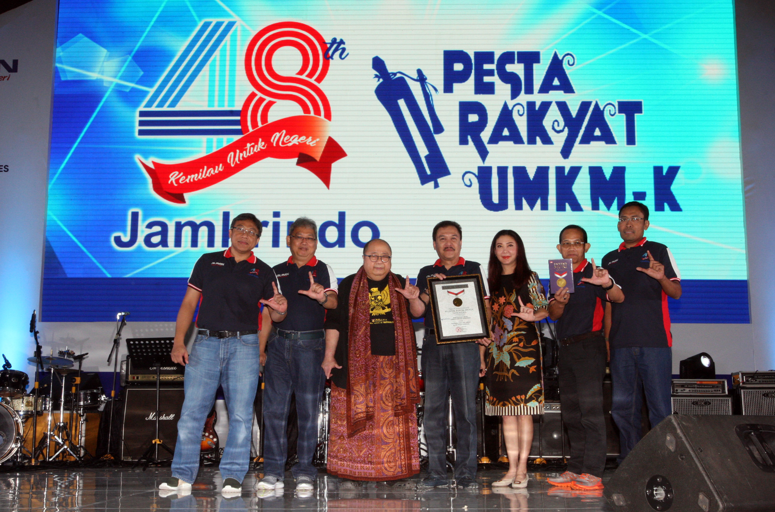  Direktur Utama Perum Jamkrindo Randi Anto (tengah) menerima piagam Museum Rekor Dunia Indonesia (MURI) dari Ketua MURI Jaya Suprana  