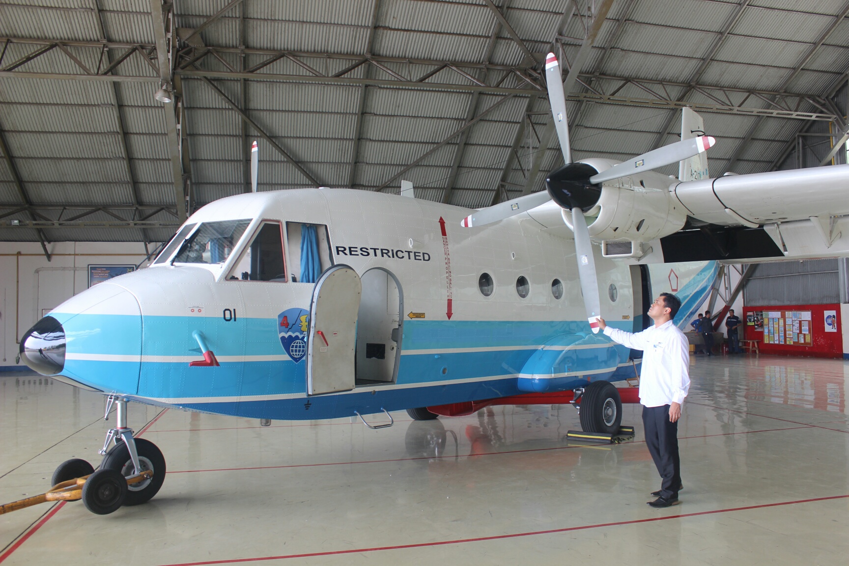 Kepala Balai Besar Teknologi Modifikasi Cuaca BPPT Tri Handoko Seto mengecek pesawat dan bahan untuk TMC di Hulu DAS Brantas.  