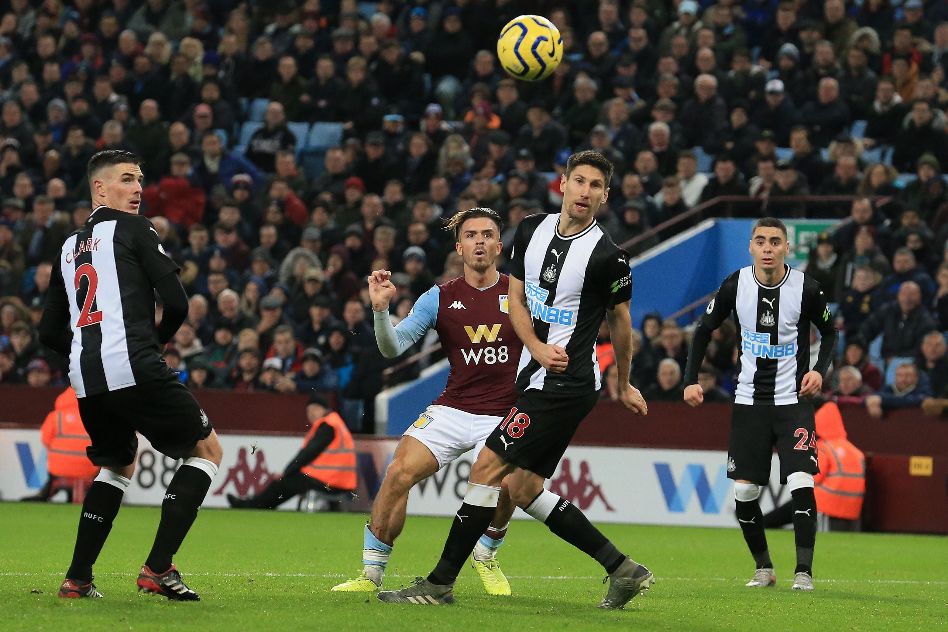 Pemain Aston Villa Jack Grealish melepaskan tembakan dalam laga Liga Primer Inggris melawna Newcastle United.